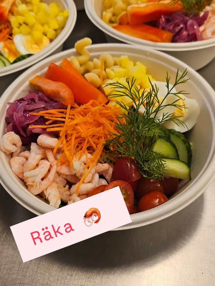 Idag hade vi t&auml;nkt att det skulle vara sol ☀️ S&aring; vi har laddat upp med v&aring;riga sallader. Inte s&aring; mycket sol blev det idag, men salladen g&aring;r att mumsa p&aring; i v&aring;rt varma mysiga Caf&eacute; i Myrviken ocks&aring; 🥰