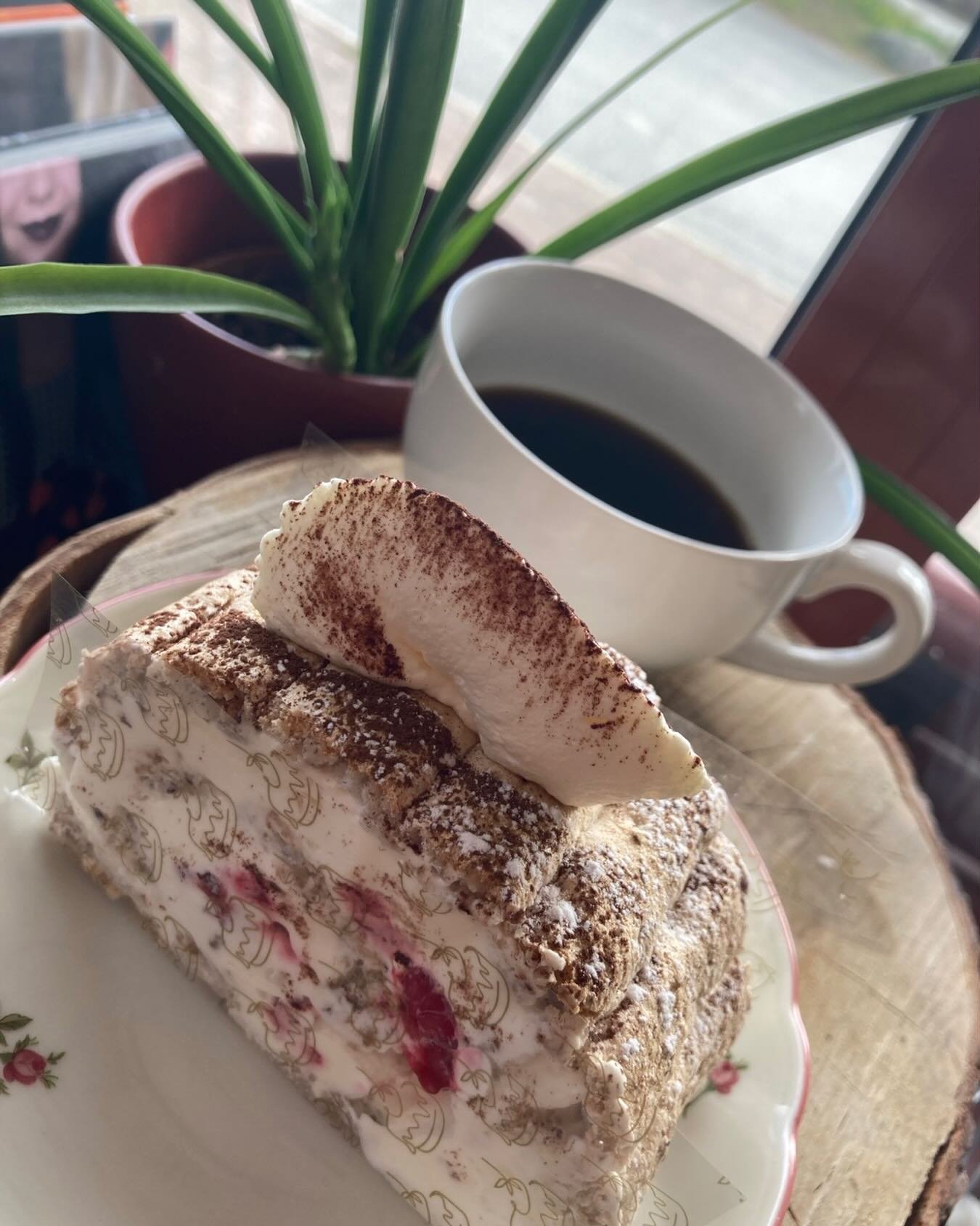 Nu &auml;r det n&auml;ra! P&aring; S&ouml;ndag firar vi mammorna 🌸🥰 Ring och boka en morsdagst&aring;rta med en h&auml;lsning p&aring; eller kom in till oss och k&ouml;p en till mor. Vi fyller upp med massor av t&aring;rtor 🇸🇪🍰 V&auml;lkommen in