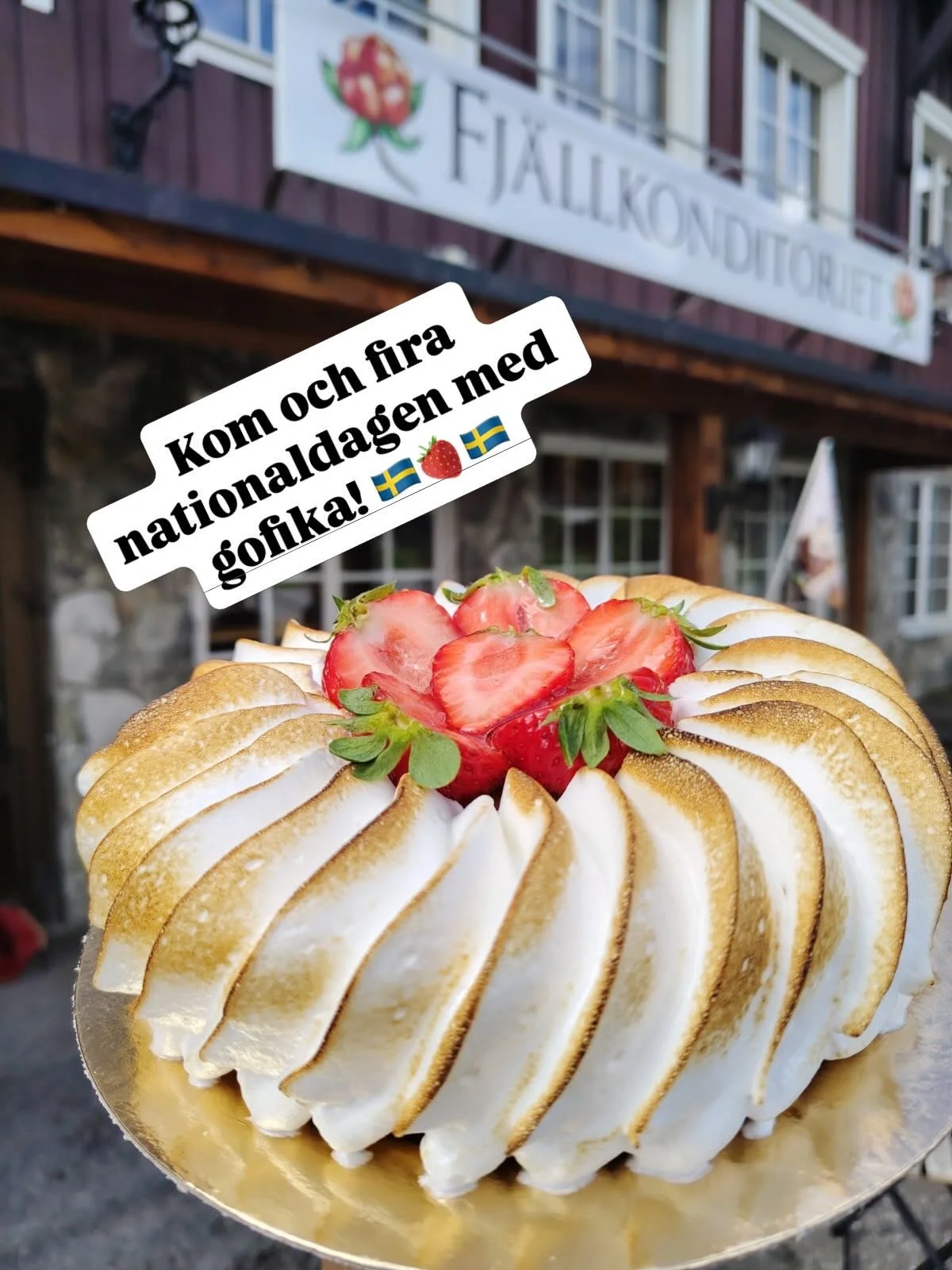 Nationaldagen till &auml;ra har vi fyllt upp med massor av gofika! Varmt v&auml;lkomna! &Ouml;ppet 9:00-16:00
#natinaldagsfika #vemdalenidag #jordgubbar