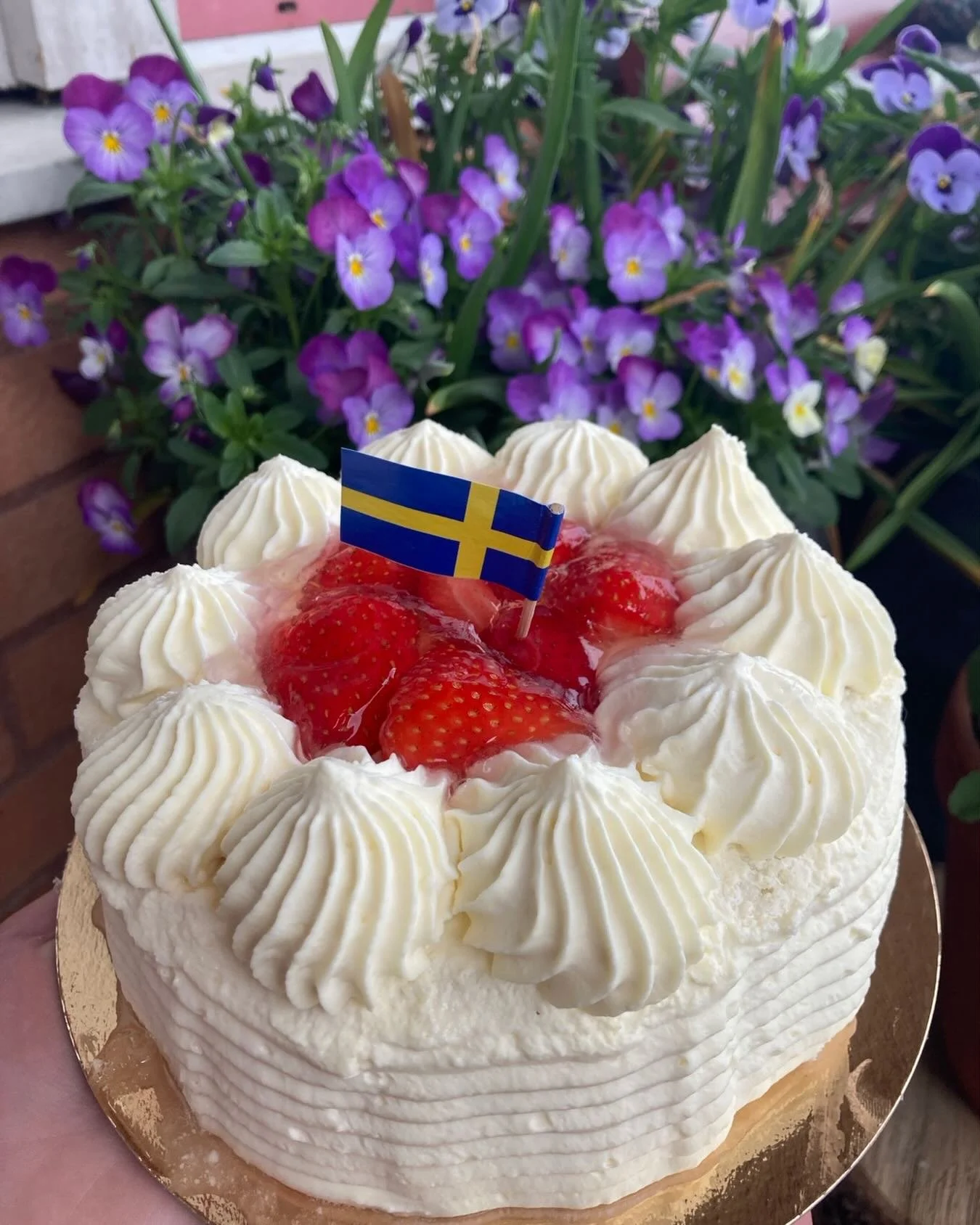 🇸🇪 Fira nationaldagen med oss! 🇸🇪 Vi har gr&auml;ddt&aring;rtor garnerad med jordgubbar, prinsesst&aring;rtor samt mousset&aring;rtor med k&ouml;rsb&auml;rsmousse, vaniljmousse &amp; chokladtryffel (glutenfri). Vi har s&aring;klart massa annat go