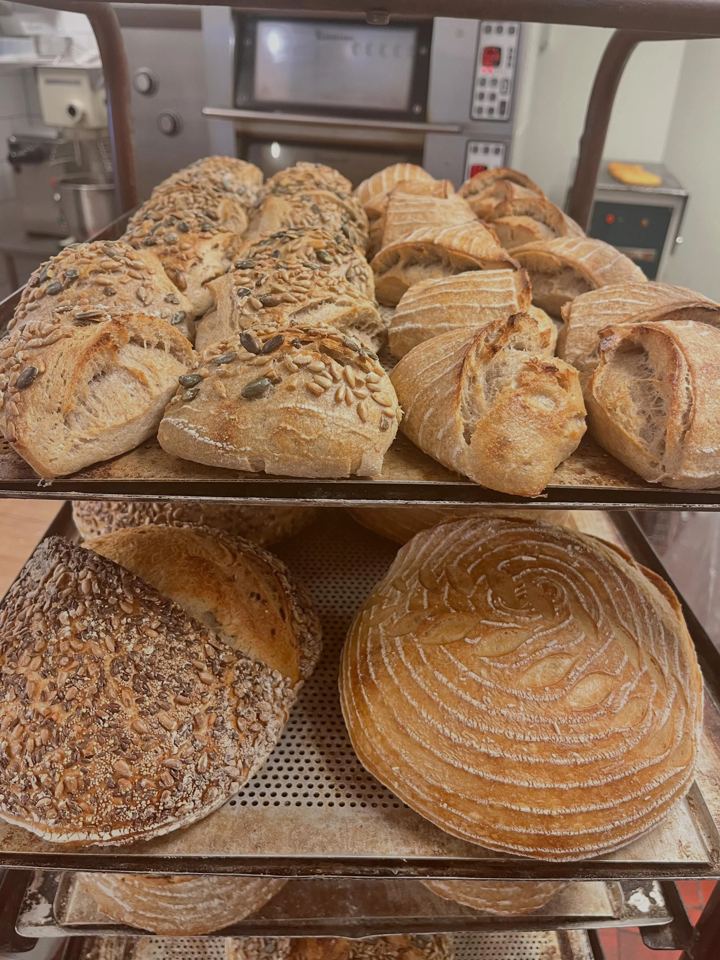 Ny vecka och s&aring;klart har vi fyllt p&aring; med surdegsbr&ouml;d och bullar! 😊 &Ouml;ppet tis-l&ouml;r 9:00-16:00
Varmt v&auml;lkomna! 🫶🏼