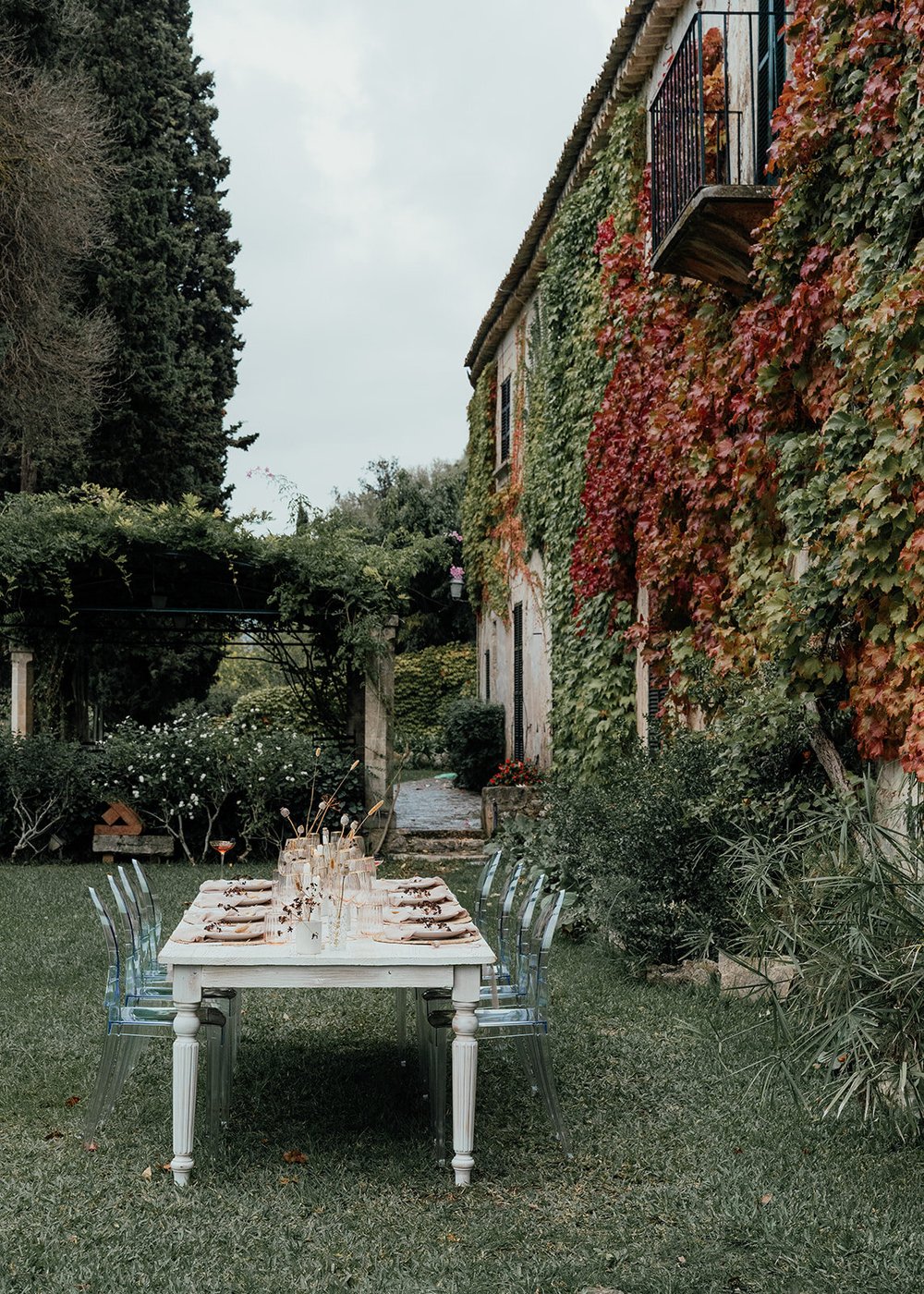 long white wedding table in mallorcan country wedding venue with autumnal ivy