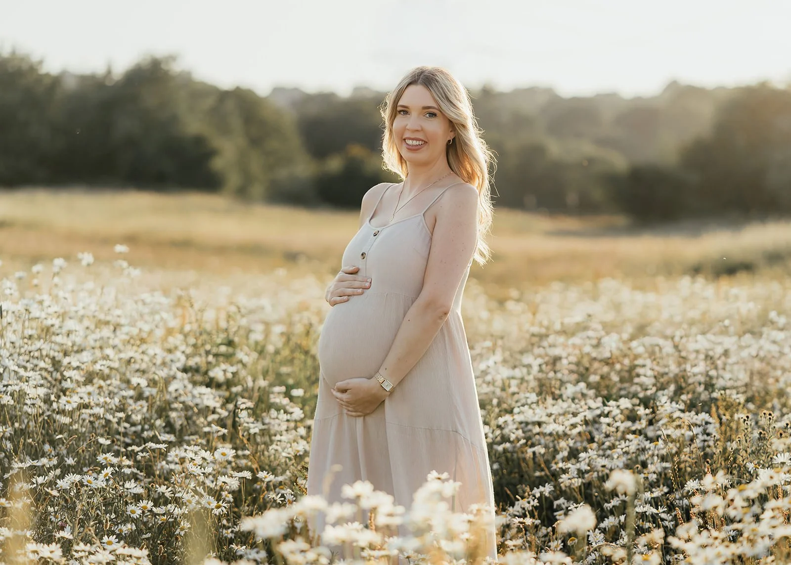 yorkshire-maternity-photography-outdoor-daisy-meadow.jpg