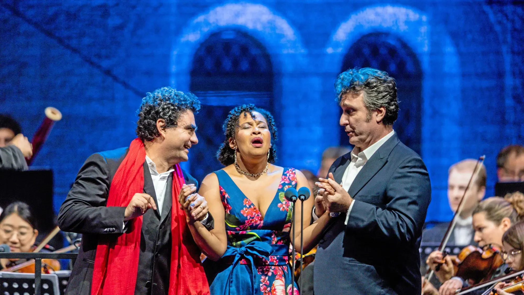 A spectacular finale in the castle courtyard: Three singing stars deliver a great show.