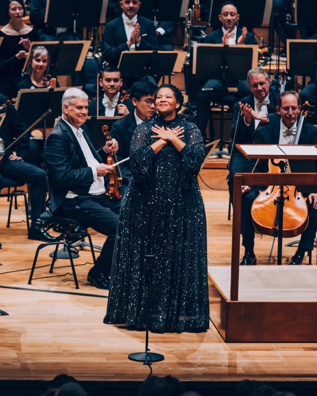 I got to sparkle and sing in Paris! 🇫🇷✨

📷 Cl&eacute;ment Savel / Cheeese
-
@philharmoniedeparis @cleveorch #tour