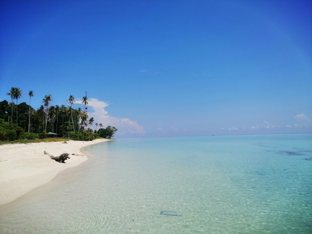 Sibuan island, the ideal place for scuba training, snorkelling, sun bathing, selfies, soul searching... The list goes on. 🏖️ #upe #underpressurreexplorers #semporna #malaysia #sibuanisland #beauty #scuba #diving #training #snorkeling #sun #bathe #se