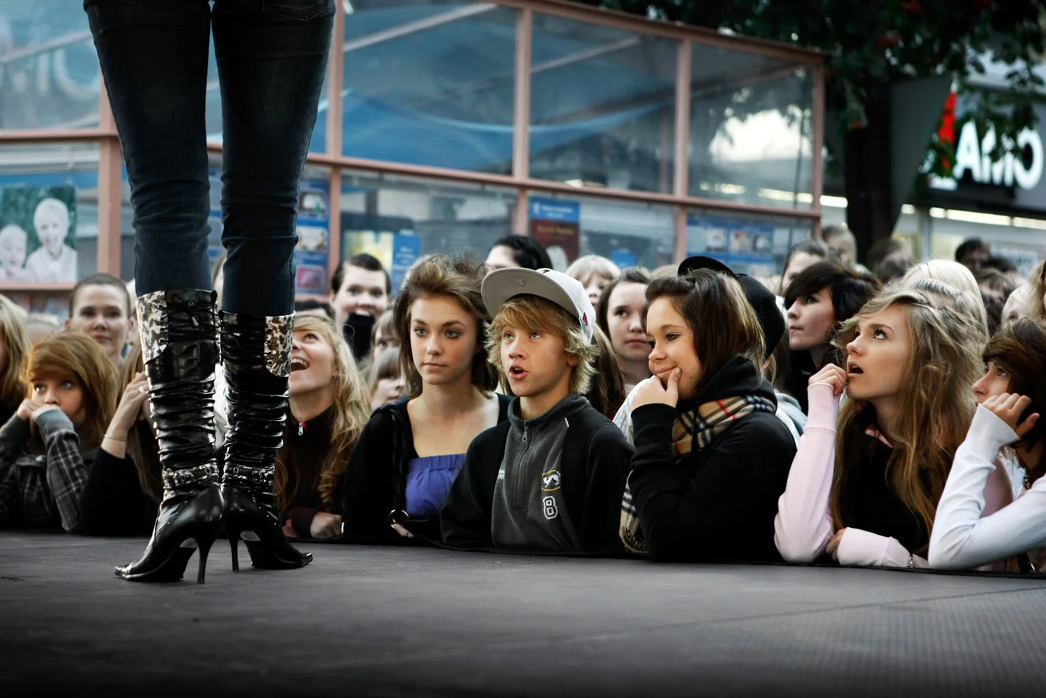 Nuoret hämmästelevät muotinäytöstä