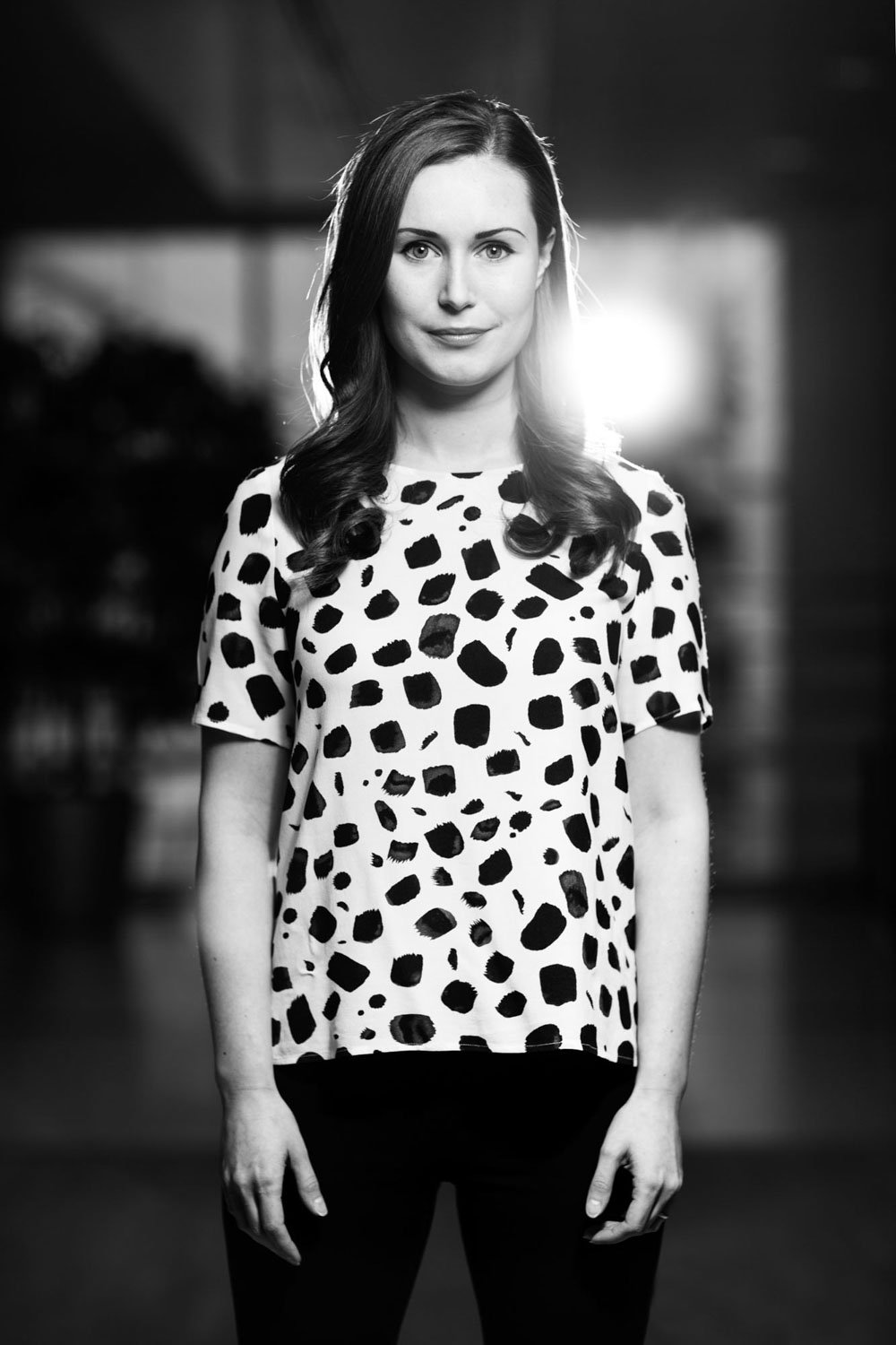 Henkilökuva. Poliitikko Sanna Marin seisoo ja katsoo suoraan kameraan. Portraits of Sanna Marin before she was the Prime Minister of Finland.