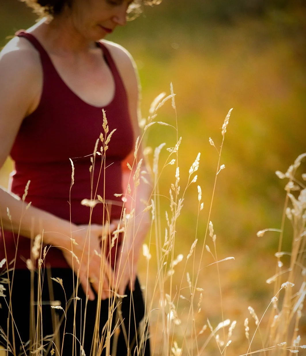 Davenlee.com - Intimacy coaching for women - woman with her hands on her belly