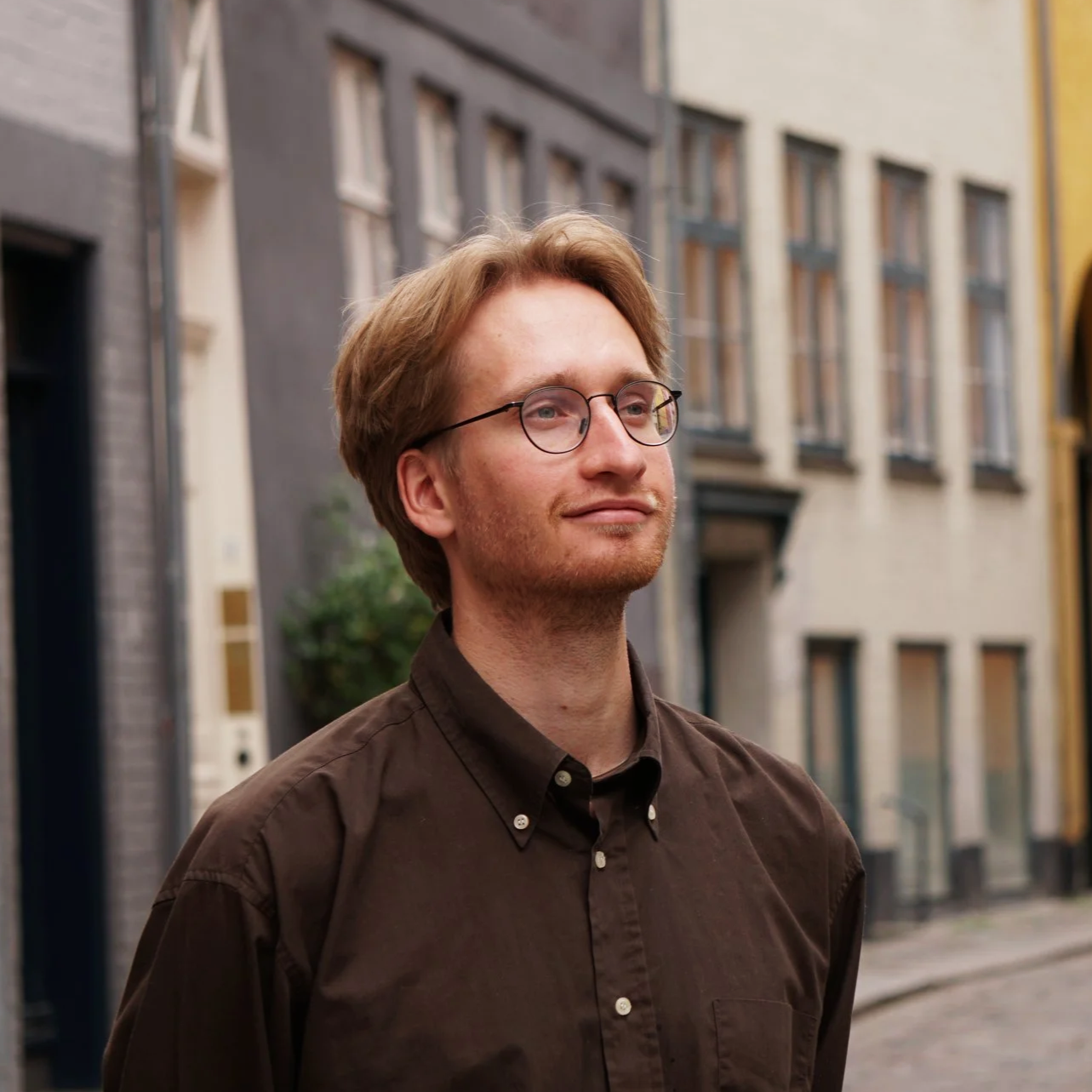 Rundt beskåret sorthvidt billede af Mads Højmark Pedersen