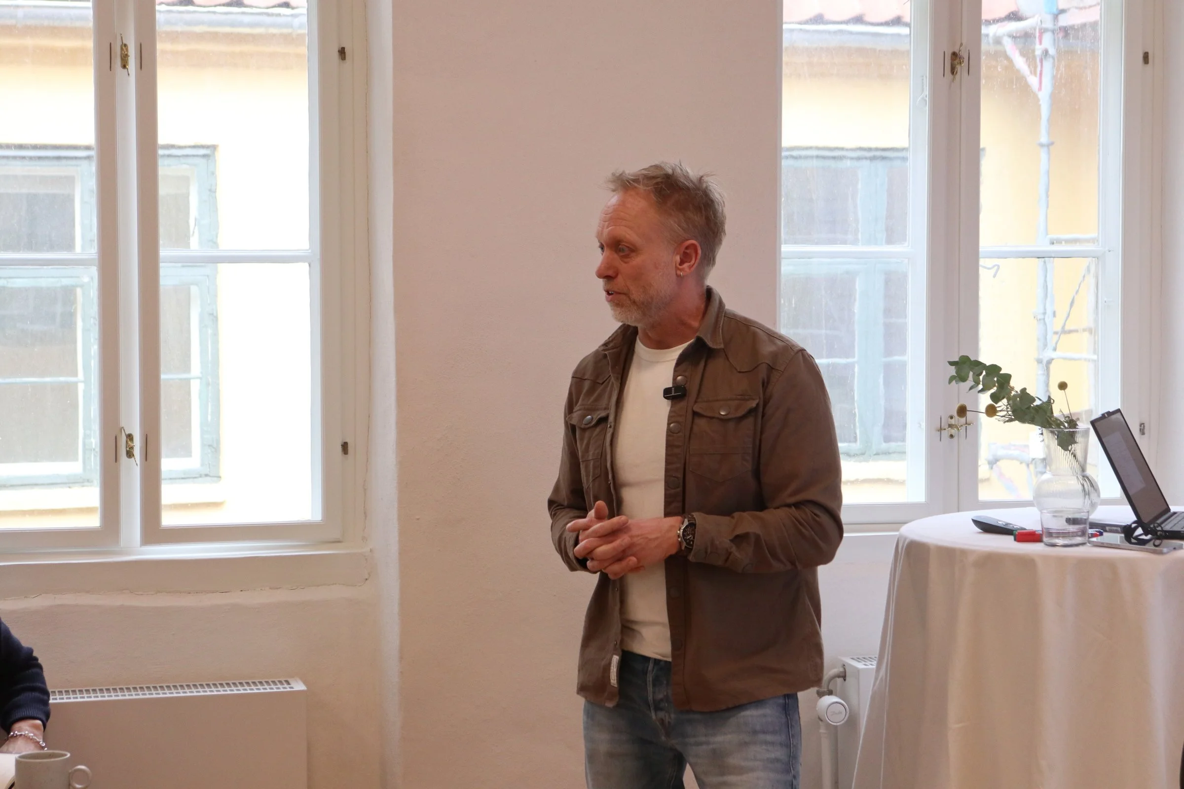 Er du træt af valget? Så lad os tale om en mand, der faktisk løser problemer