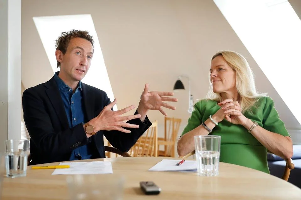 Foto af Sigge Winther ved et bord sammen med Mette Kierkegaard