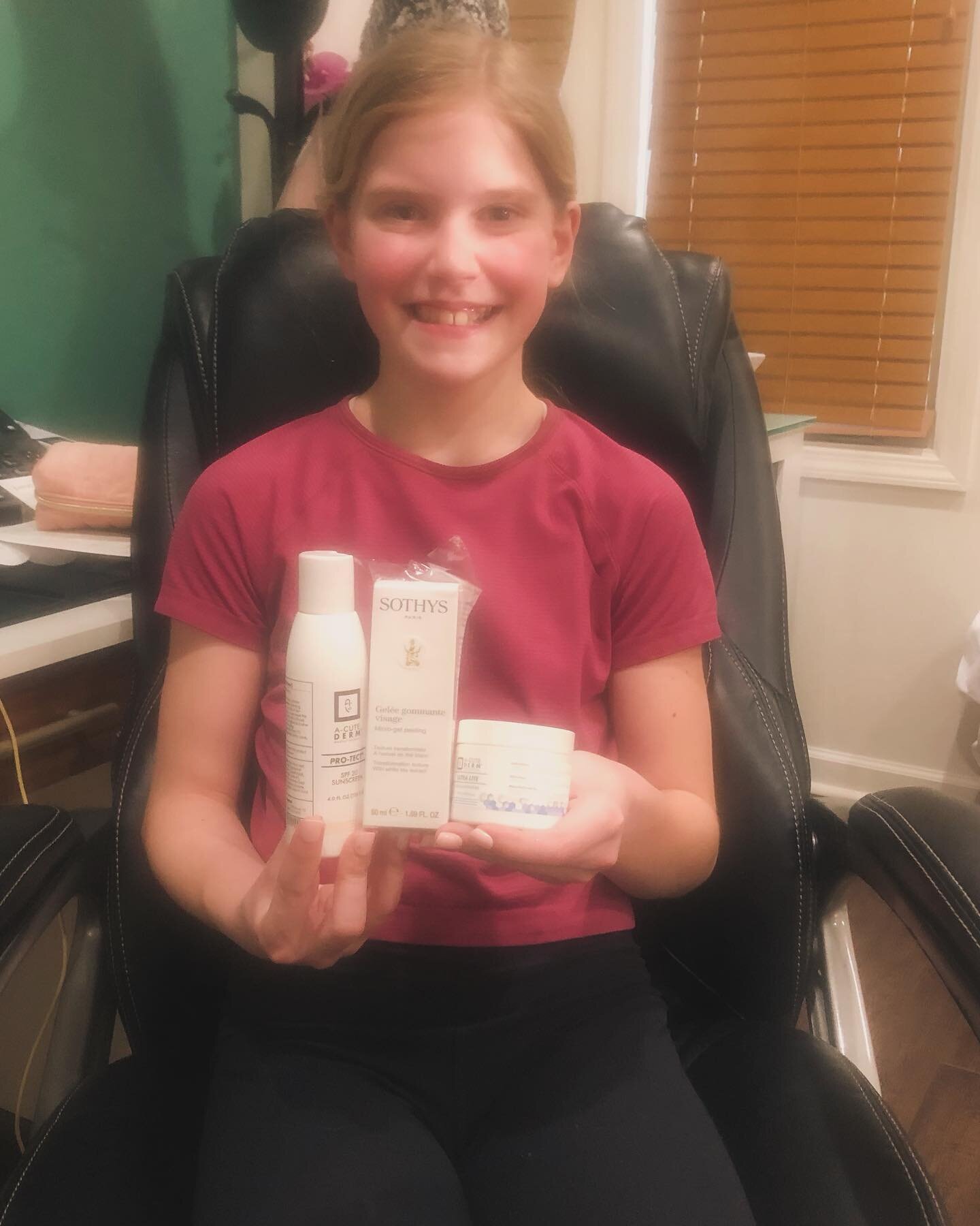 This is a tween skin routine!! Amelia came to visit with her mom @disneywithjill and her grandma and we spent the afternoon talking about her skin and how basics are the best!! Besides being the sweetest girl, she asked great questions that I was hap