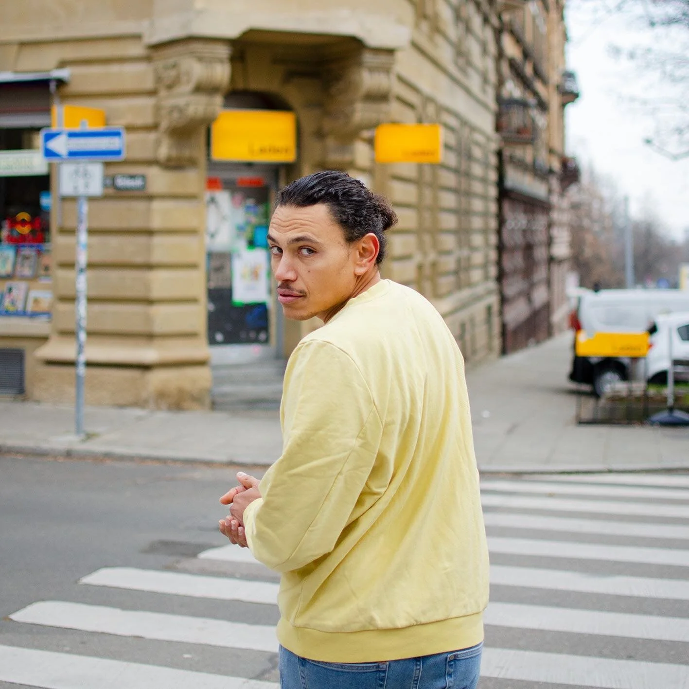 Timothy for #blvckisbeautiful 
Fotolocation: Bismarckplatz 

Alter: 36
Geboren in: Vaihingen an der Enz
Wurzeln in: Kenia 🇰🇪 
Sprachen: Deutsch, Englisch, Schw&auml;bisch
Dein safe space in deiner Stadt: Meinen eigenen 4 W&auml;nde