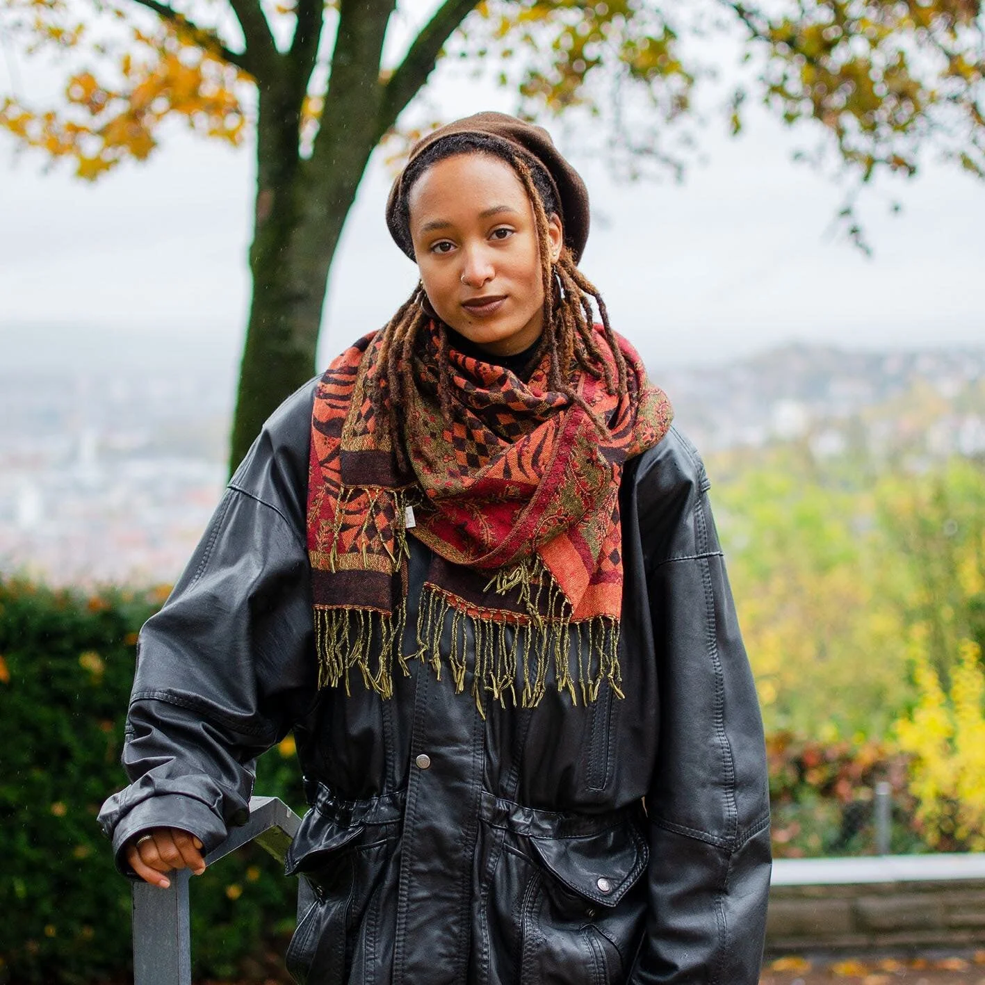 Naemi for #blvckisbeautiful
Fotolocation: Santiago de Chile Platz 

Alter: 22
Beruf: Studentin: internationale soziale Arbeit, Freiberuflich: T&auml;nzerin und Choreografin
geboren in: Frankfurt/ Oder (Brandenburg)
Wurzeln in: 🇨🇩🇩🇪 (Demokratische