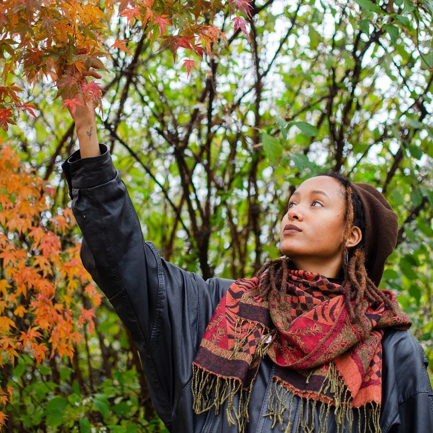 Naemi for #blvckisbeautiful
Fotolocation: Santiago de Chile Platz 

Alter: 22
Beruf: Studentin: internationale soziale Arbeit, Freiberuflich: T&auml;nzerin und Choreografin
geboren in: Frankfurt/ Oder (Brandenburg)
Wurzeln in: 🇨🇩🇩🇪 (Demokratische