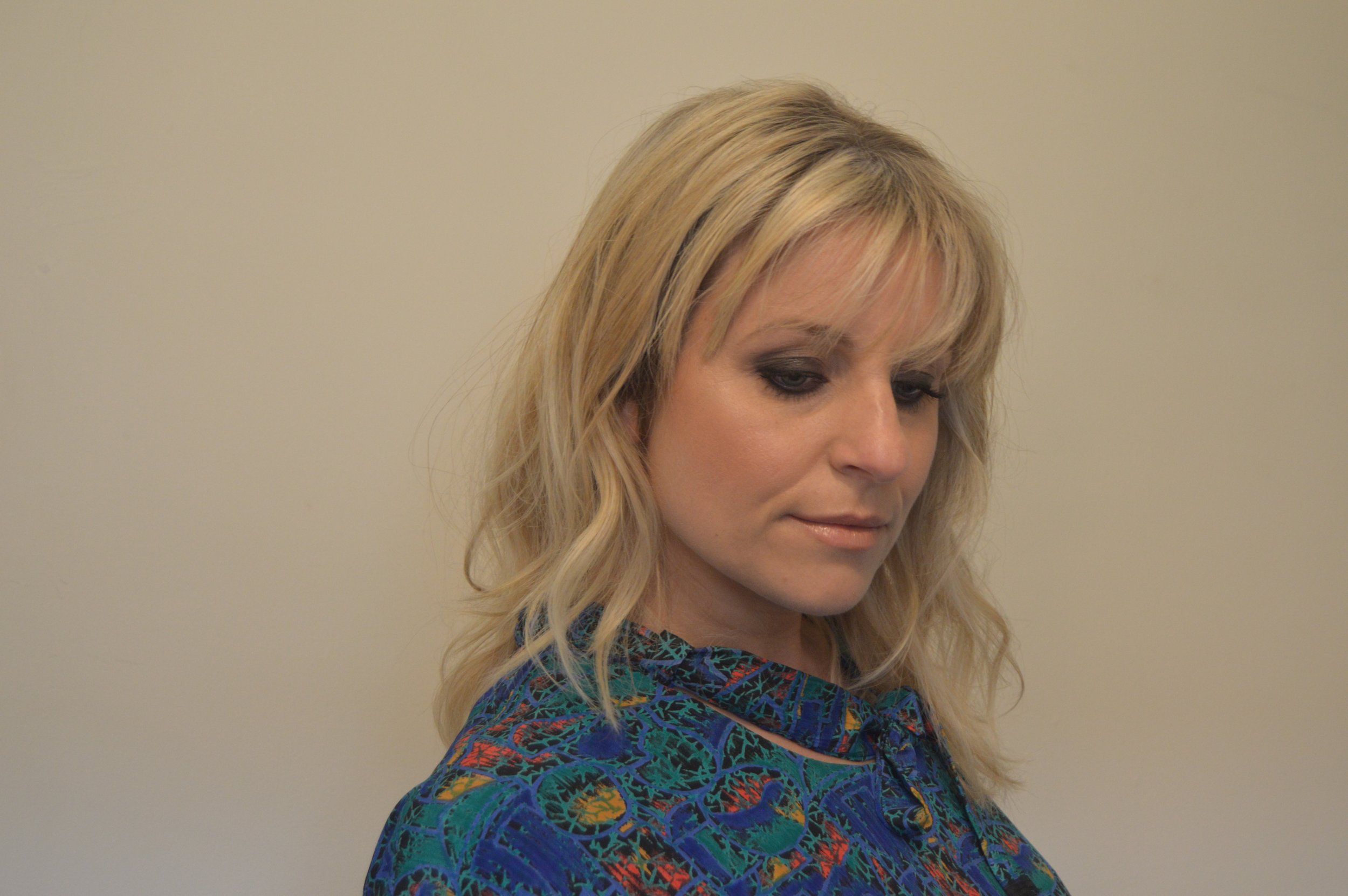 Folk/Review Lucie Hill - Holding the Space