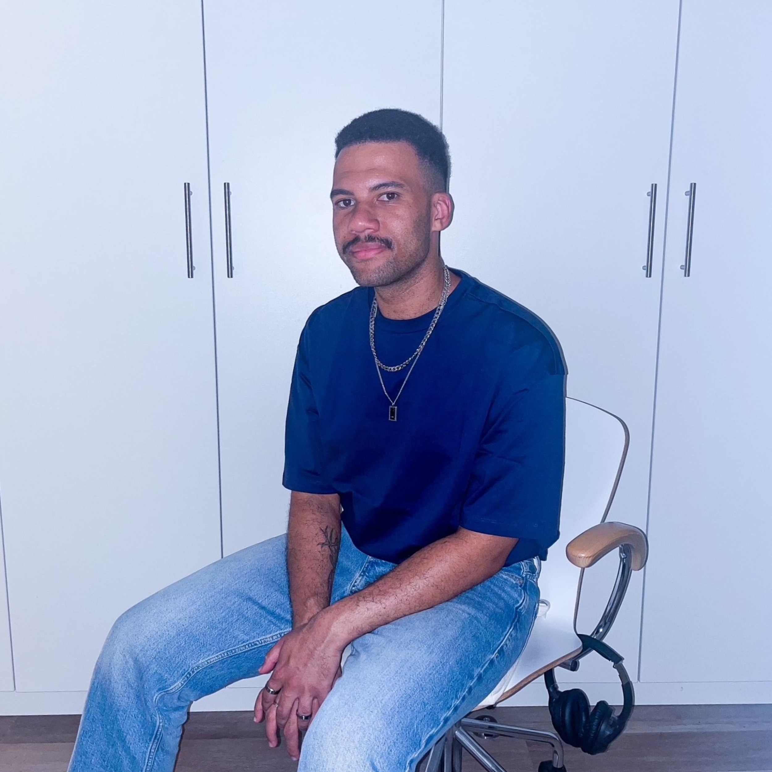 Pop/Review Aaron Amos - I Feel Numb