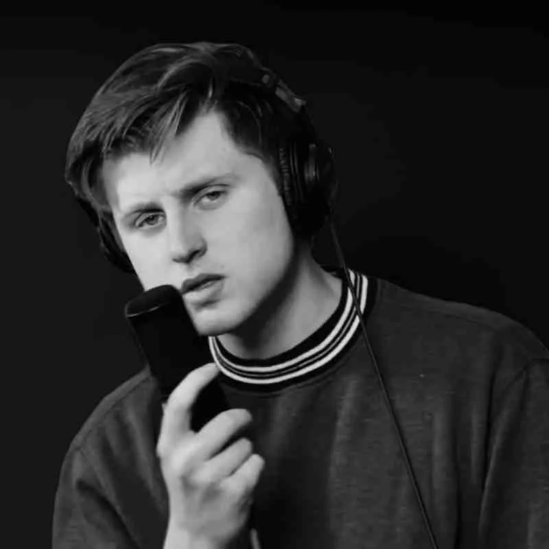 Pop/Review Casey Louis - The Secret Joke