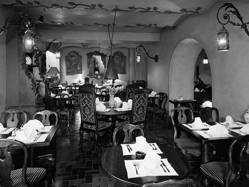 Black and white photograph of the interior of Stockholm restaurant Brända Tomtenin the 1940s