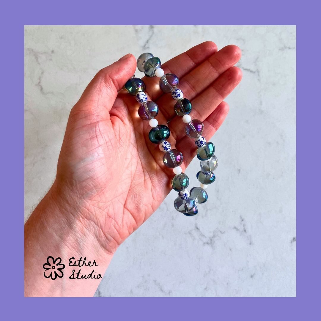 Happy Friday! Here&rsquo;s another necklace preview for you 🤗

I&rsquo;ve had these chonky iridescent beads in my stash for a while, and I&rsquo;m thrilled to have finally found the perfect use for them. I think they look so fun with the fan-favorit