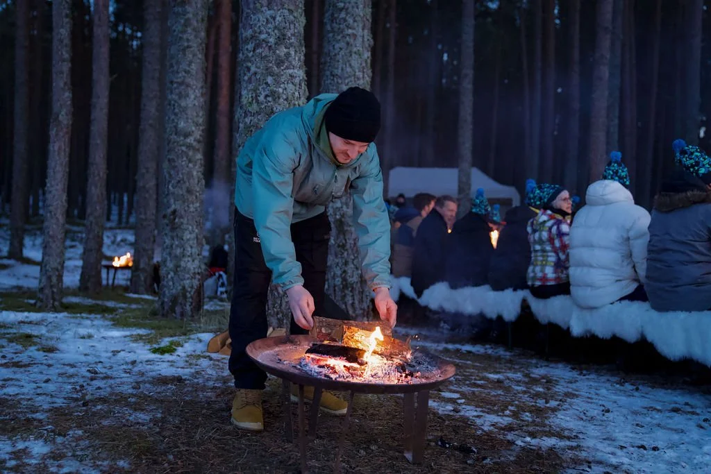 Bålfad i snedækket skov rettes til.