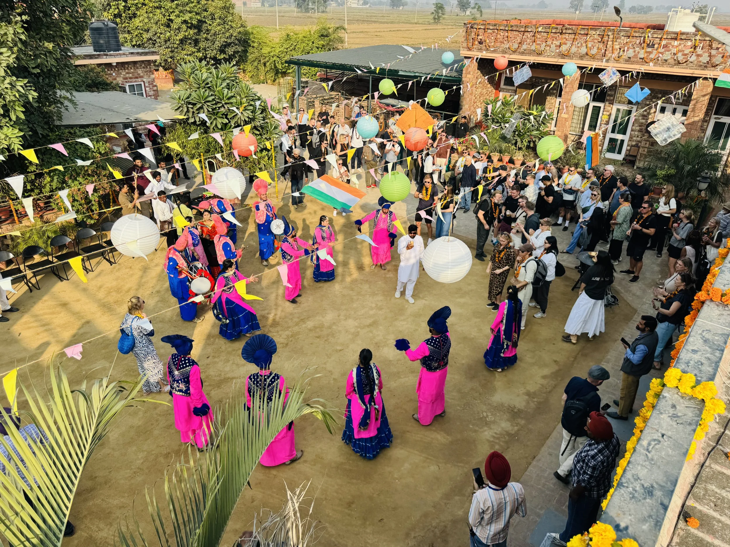 Gruppe der danser i Indien firmarejse med fejring med Groossartig