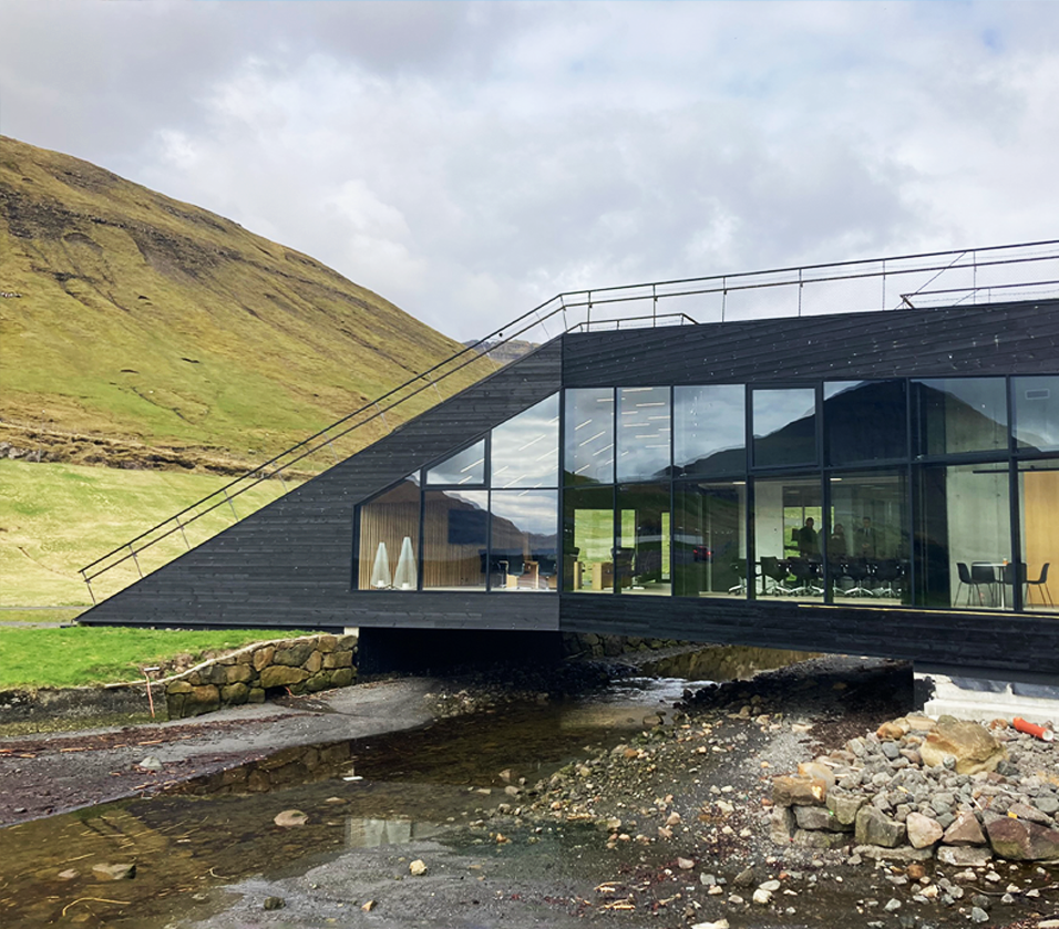 Rådhuset i Eysturkommuna er tegnet af det danske arkitektfirma Henning Larsen. Moderne arkitektur med træfacade og smelter ind i landskabet. Groossartig faglig grupperejse med arkitekter.