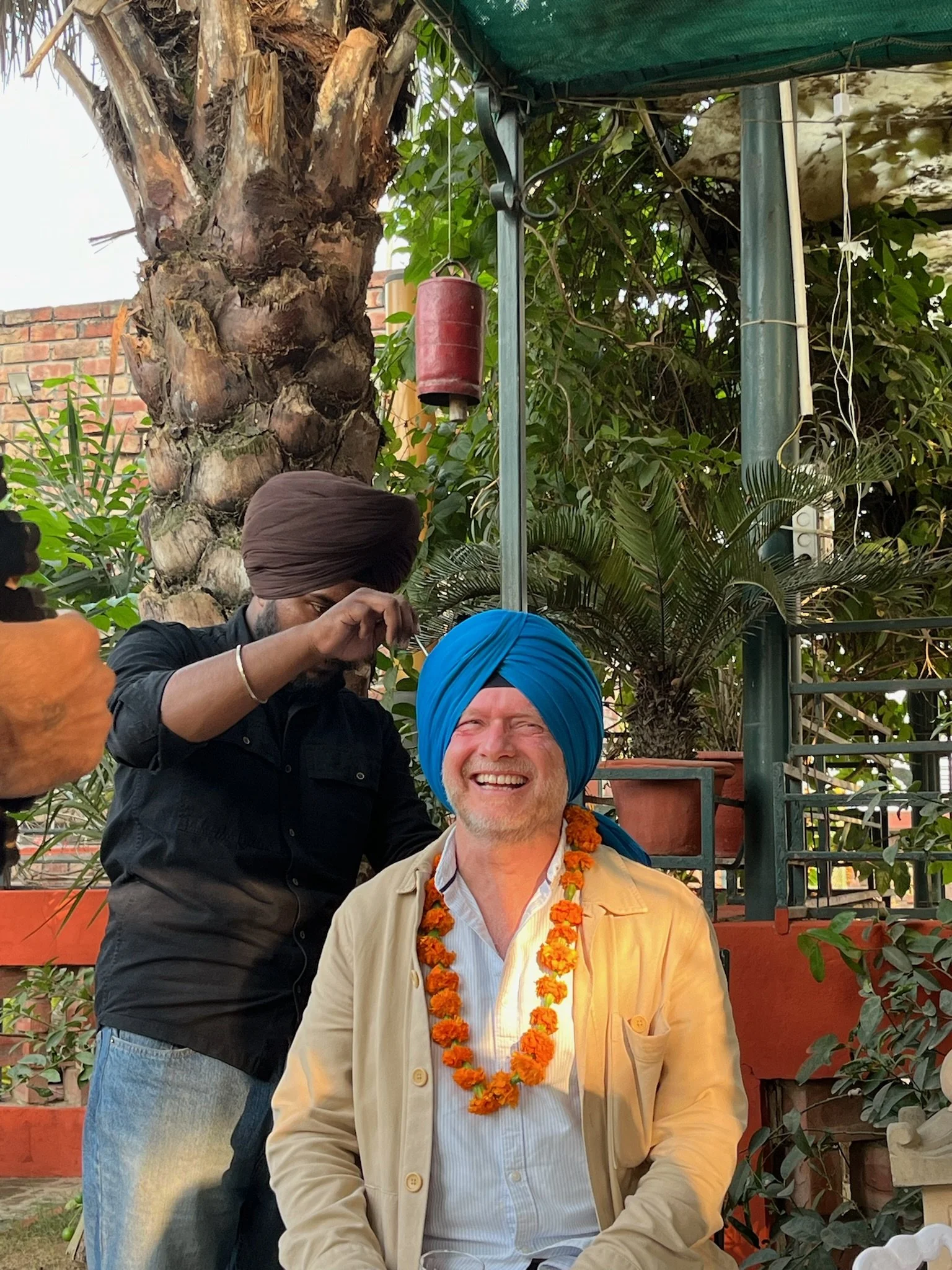 Peter Grooss ejer af Groossartig får en blå Dastar/turban på i Delhi i Indien på en faglig grupperejser for en arkitektgruppe arrangeret af Groossartig. En traditionel sikh-hovedbeklædning.