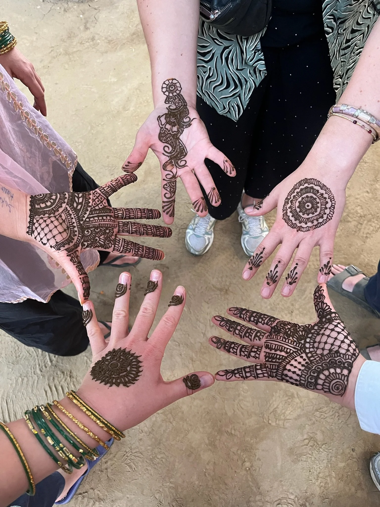Traditionelle henna tatoveringer på hænderne i Delhi. Midlertidig tatovering kaldet Mahndi der laves til festlige lejligheder. Kulturelt input som en del firmarejsen med Groossartig.