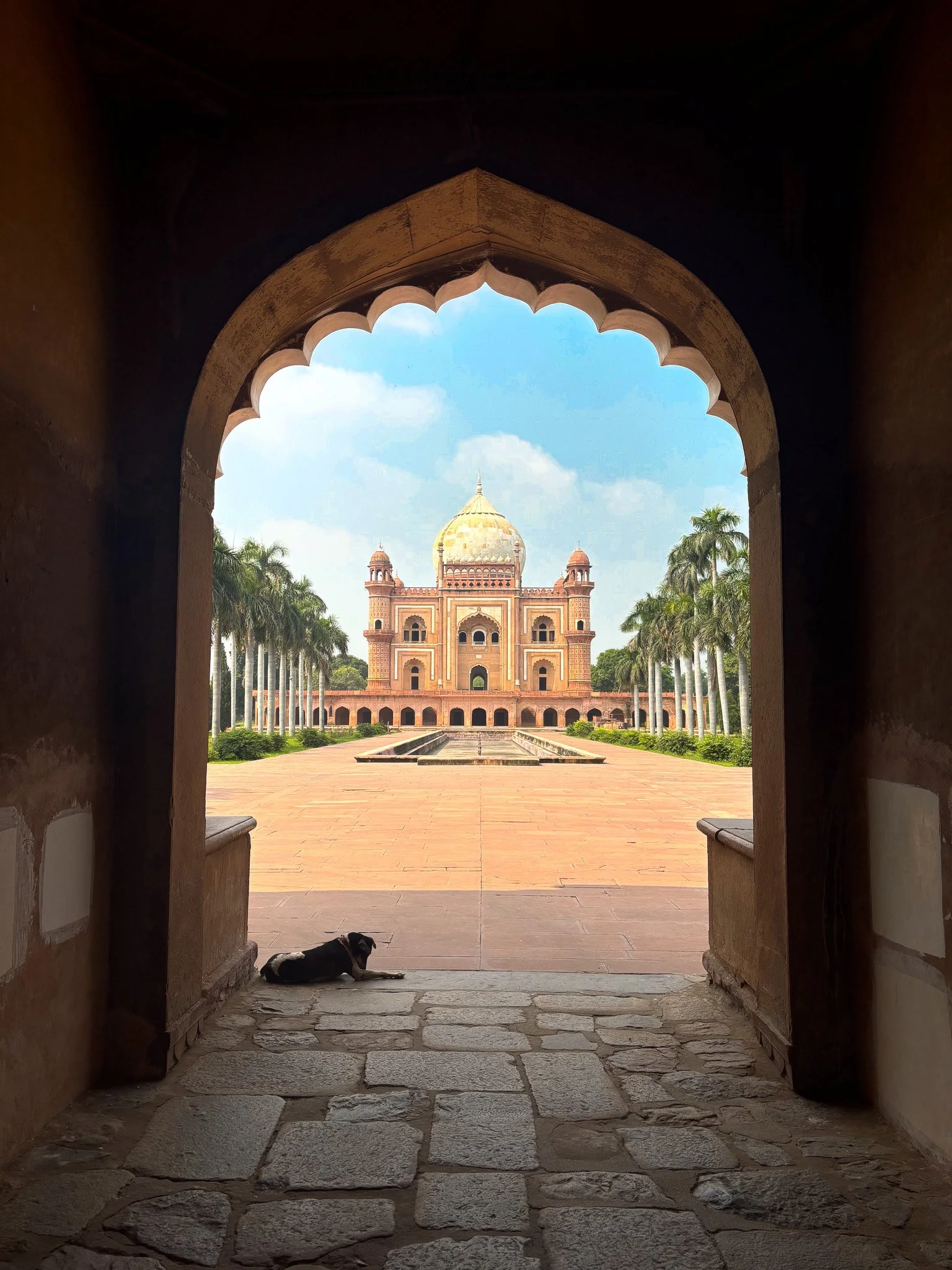 Safdarjungs mausoleum, en begravelseshave med et marmor-mausoleum, der ligger i New Delhi, Indien. Bygget i samme stil som Taj Mahal. Besøg som en del af Groossartig faglig grupperejse til Delhi.