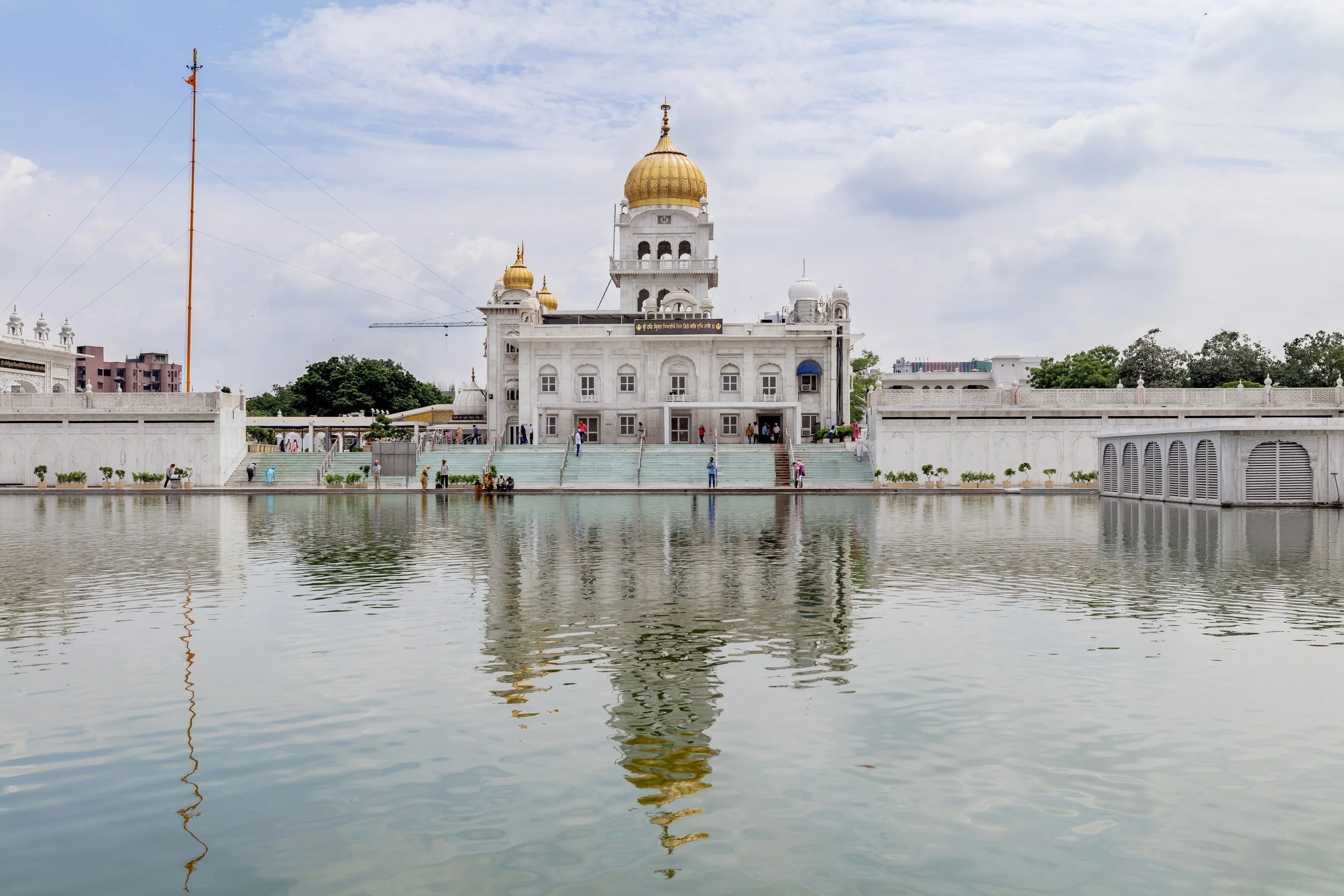 Gurudwara Bangla Sahib er et af Delhis mest betydningsfulde sikhtempler. I templets kompleks ligger den hellige dam, Sarovar, som besøgende bruger til bøn og renselse. Besøg templet på en faglig firmarejse med Groossartig.