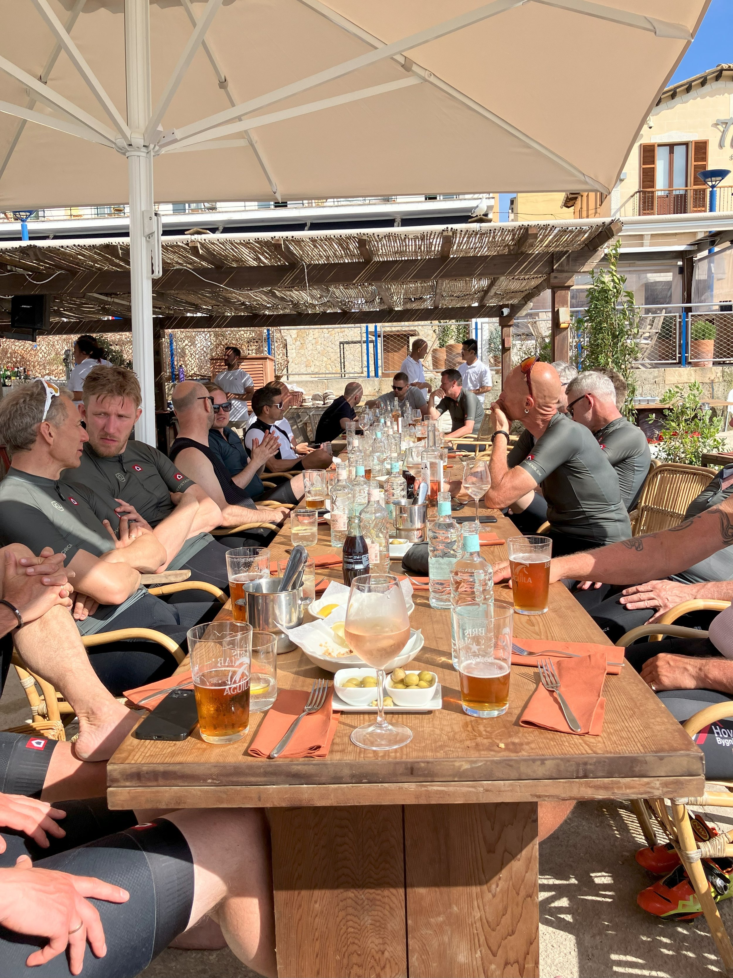 Cykelgruppe holder frokostpause på restaurant i Pollenca