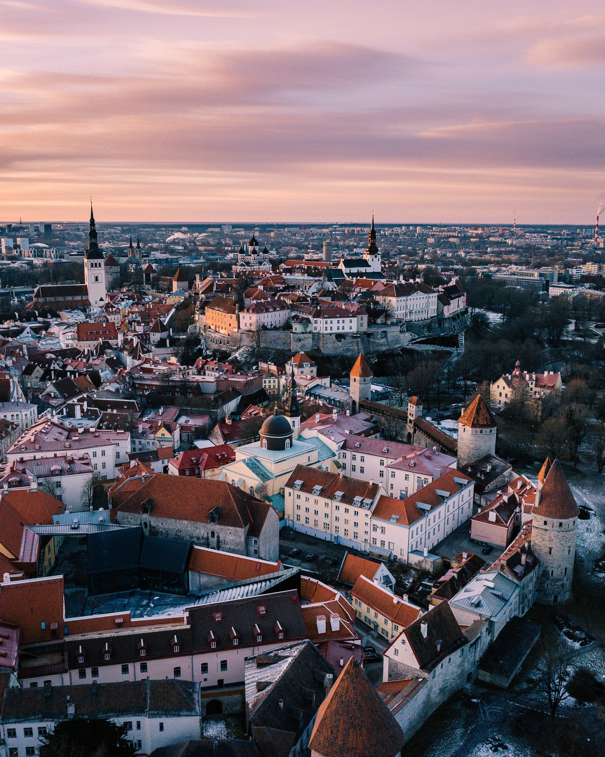 Tallinn hovedstaden i Estland set fra luften en kold vinterdag med røde tage og hyggelige middelalderlige bygninger
