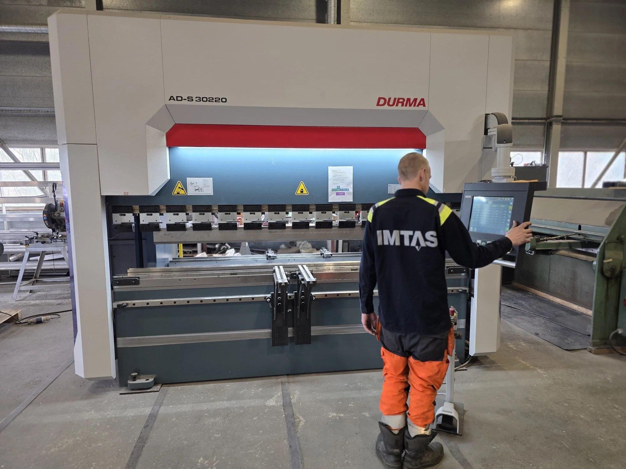 IMTAS -employee in front of Dorma plate breaker