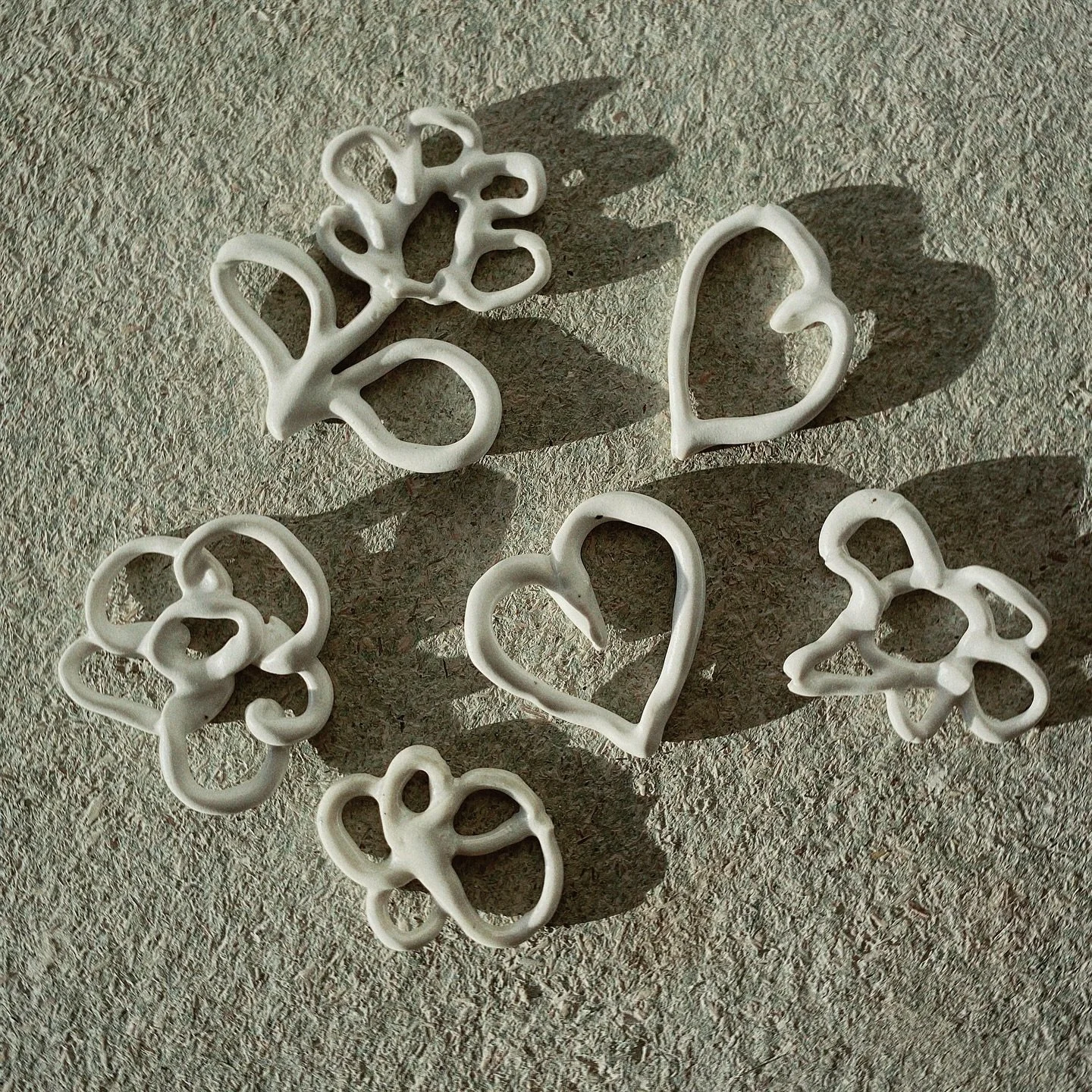 Ma version des charms et breloques en porcelaine 📿💖
.
J&rsquo;ai h&acirc;te de vous accueillir le dimanche 25 mai pour d&eacute;couvrir vos id&eacute;es ✨
.
#atelierdeceramique #ceramicjewelry #motherday #quoifaire&agrave;bordeaux #fabriquepola #ze