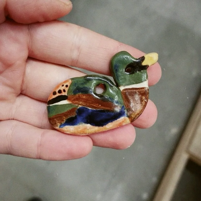 J&rsquo;avais oubli&eacute; ce petit canard en porcelaine 🦆🫠 ca serait pas kiki en broche ? 
.
#ceramicjewelry #ceramiccharms #duck #atelierdeceramique #ceramicworkshop #motherday #ceramiquebordeaux