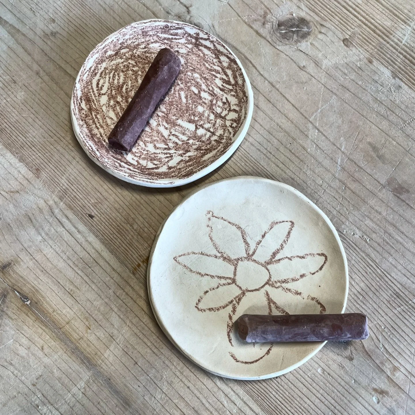 Comme je vous l&rsquo;ai racont&eacute;, j&rsquo;ai achet&eacute; des nouveaux engobes pour l&rsquo;atelier &agrave; @laboutiquedesceramistes :) 
Comme s&rsquo;ils sont tout pr&eacute;par&eacute;, ils sont beaucoup plus stables et compatibles avec to