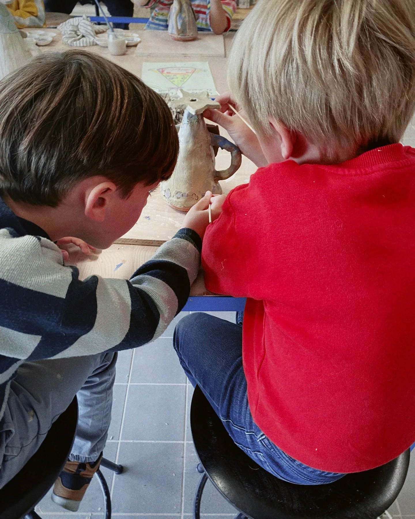 Je vous avais pas encore montr&eacute; les r&eacute;sultats du stage de printemps ! 🌼🌼🌼
Tito, Agathe, Colin et Rose ont trop bien travaill&eacute;s ! 
ils ont fabriqu&eacute;s un chante-pleure (merci @letabouret.montreuil  pour l&rsquo;id&eacute;e