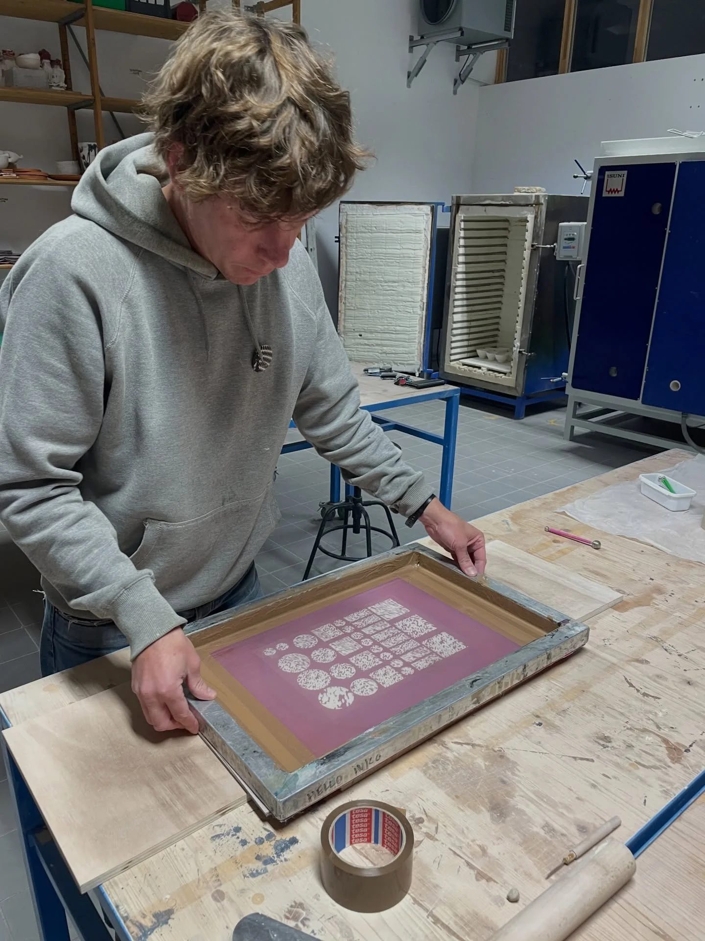 Il y a quelques semaines, @y_o_u_g  de @linsoleuse est venu tester la s&eacute;rigraphie sur terre, avec de l&rsquo;engobe! 
Bon il a fallu bidouiller les recettes et les couleurs sont encore un peu p&acirc;lottes, mais le r&eacute;sultat et tout de 