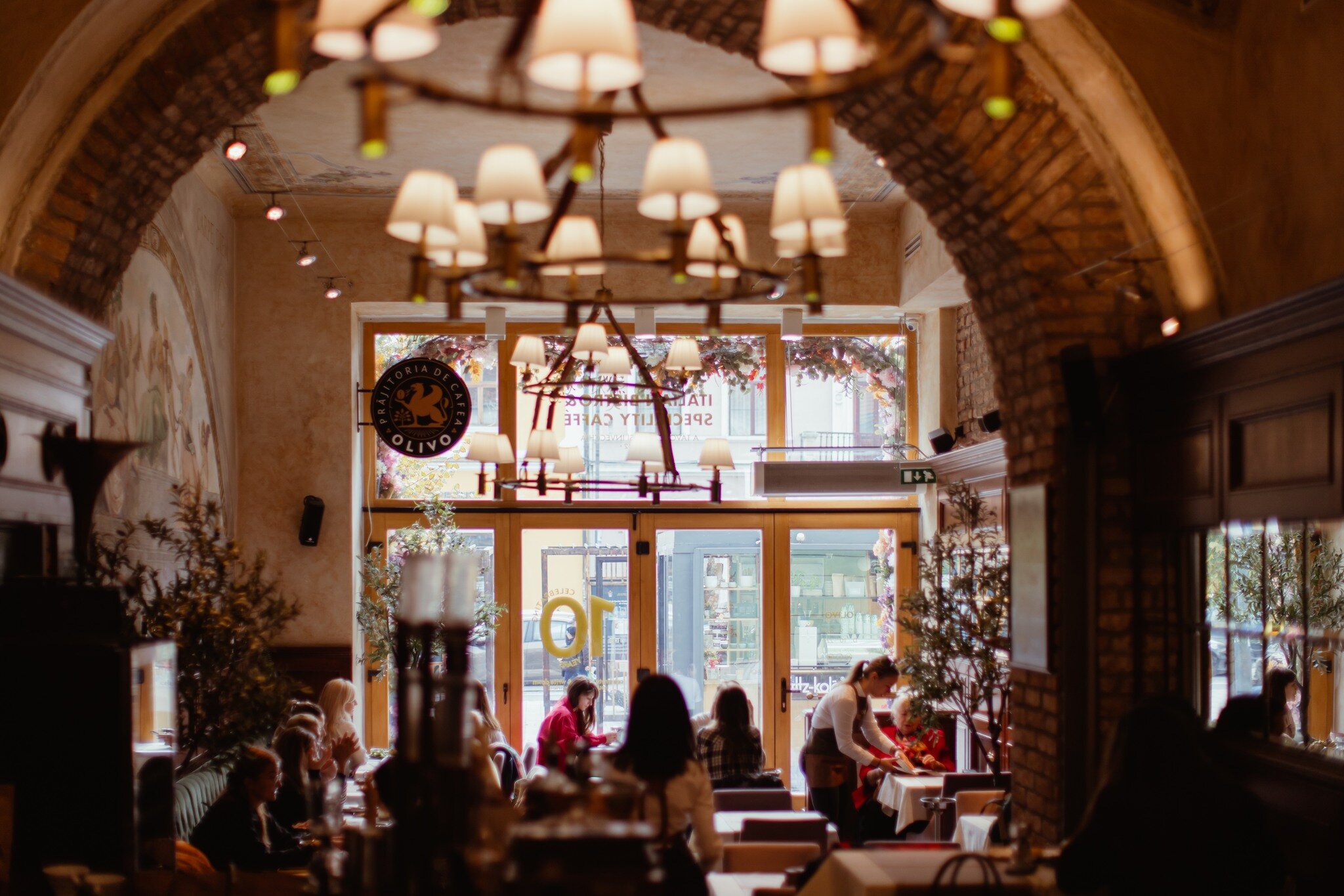 Funny how yesterday we were announcing our terrace opening and today we served our morning coffees back inside our home. 

🤍 Take this as an opportunity to visit us and get cozy while staring through our big windows and serving a delicious cup of sp