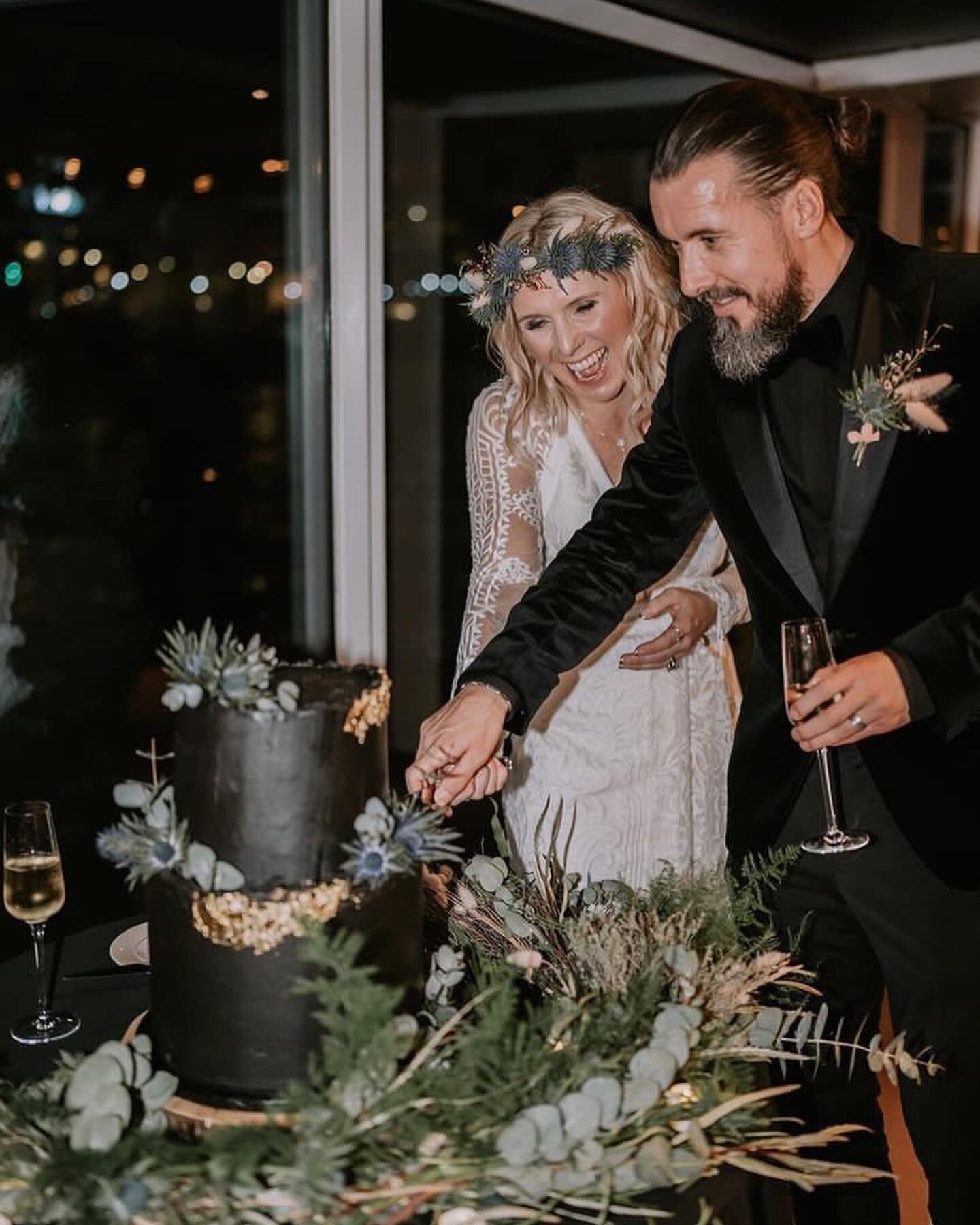 🥂Here&rsquo;s to @lololongstaff and Craig and their gothic cake of dreams ☠️🖤
.
.
📸 @martailardo_photos