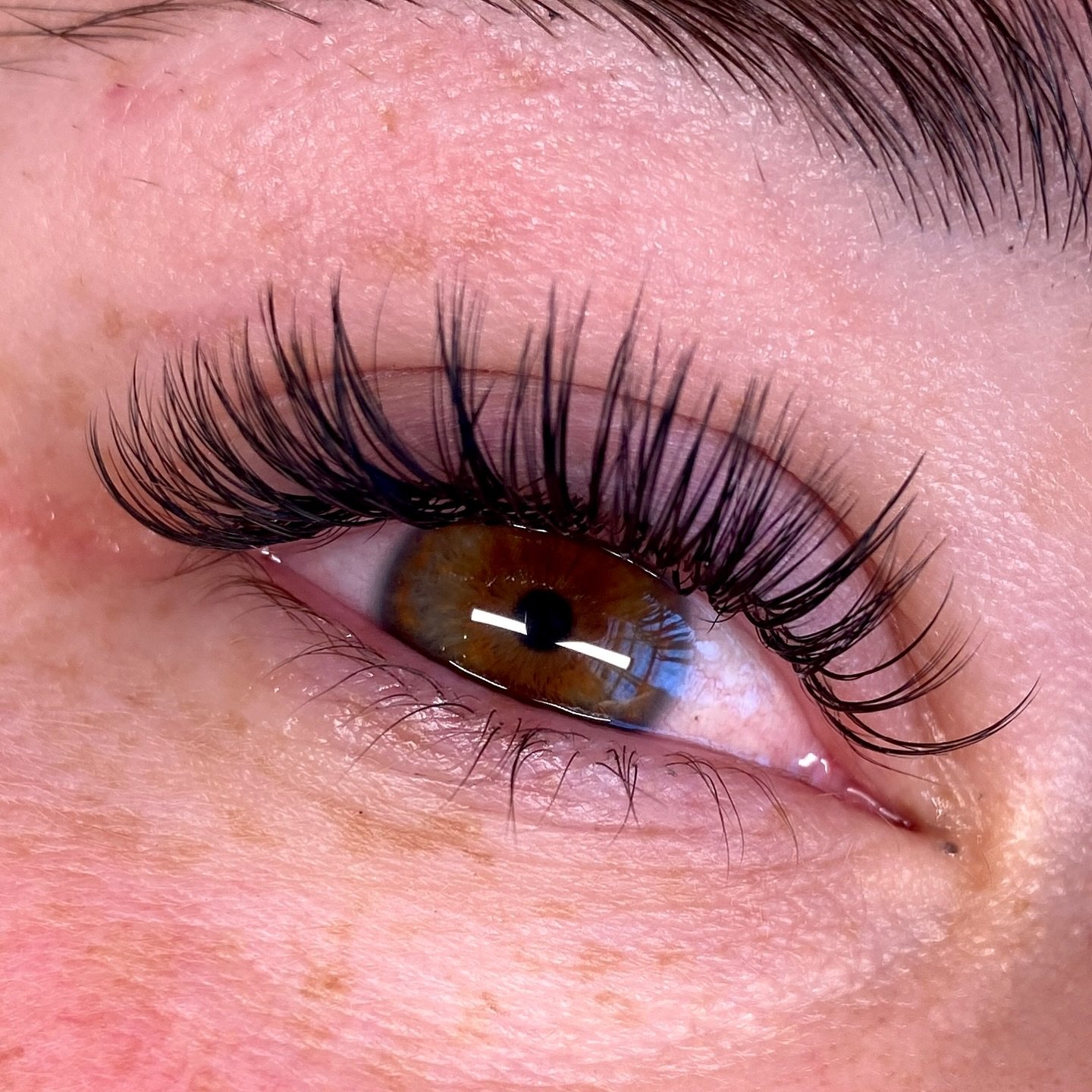 Airy and wispy 🥰

Looking to get this look? 

Book your appointment today 

Glue by @ruthiebelle 

Retention rate 4-6 weeks 

With maintence 2-4 weeks period 

Wake up and feel beautiful with lash extensions that feels like your own!