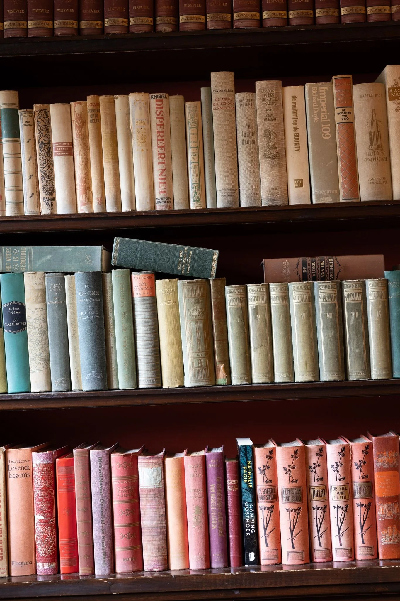 Boekenplank met blauwe en grijze boekenkaften