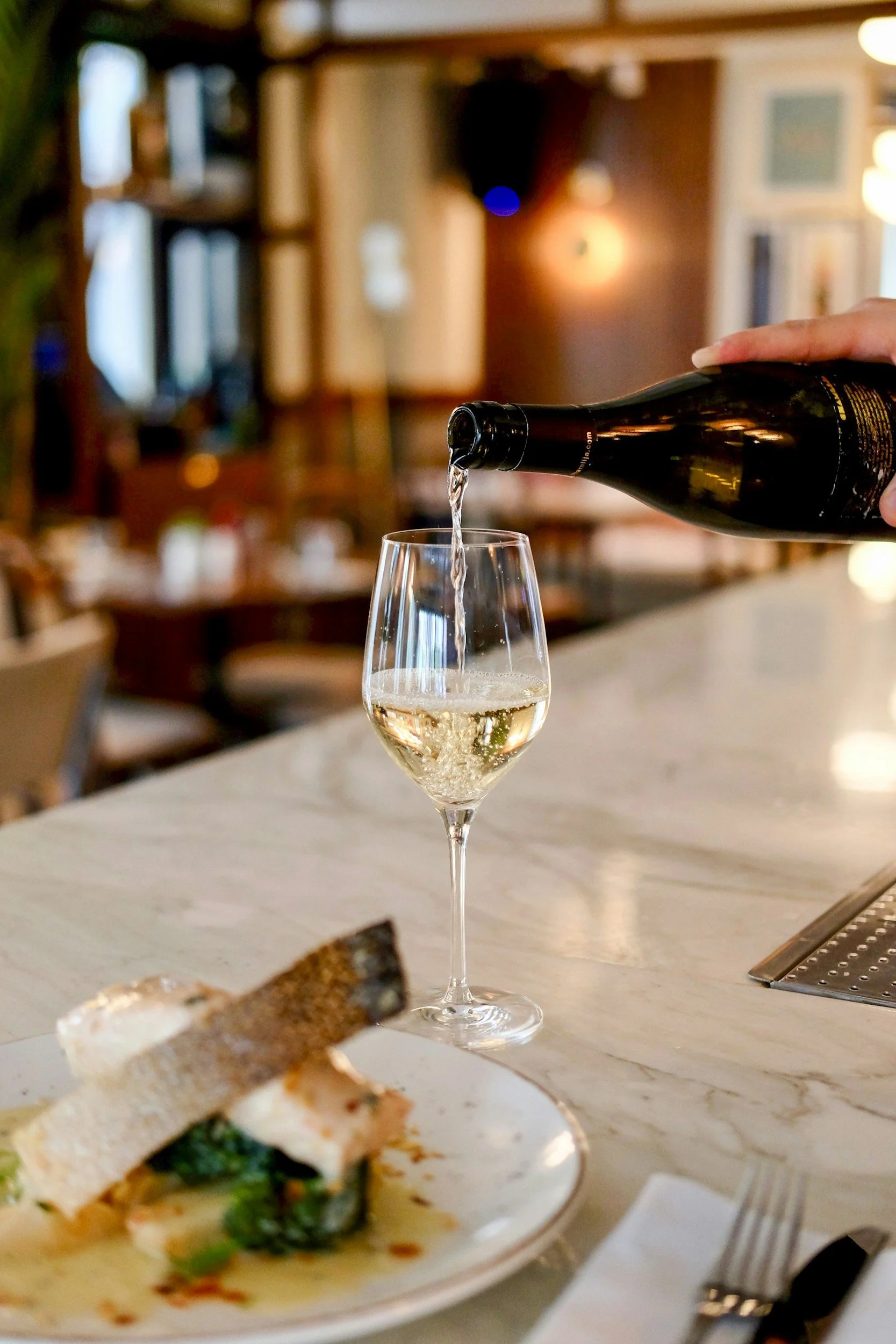 Wijn inschenken in glas Wine Bar