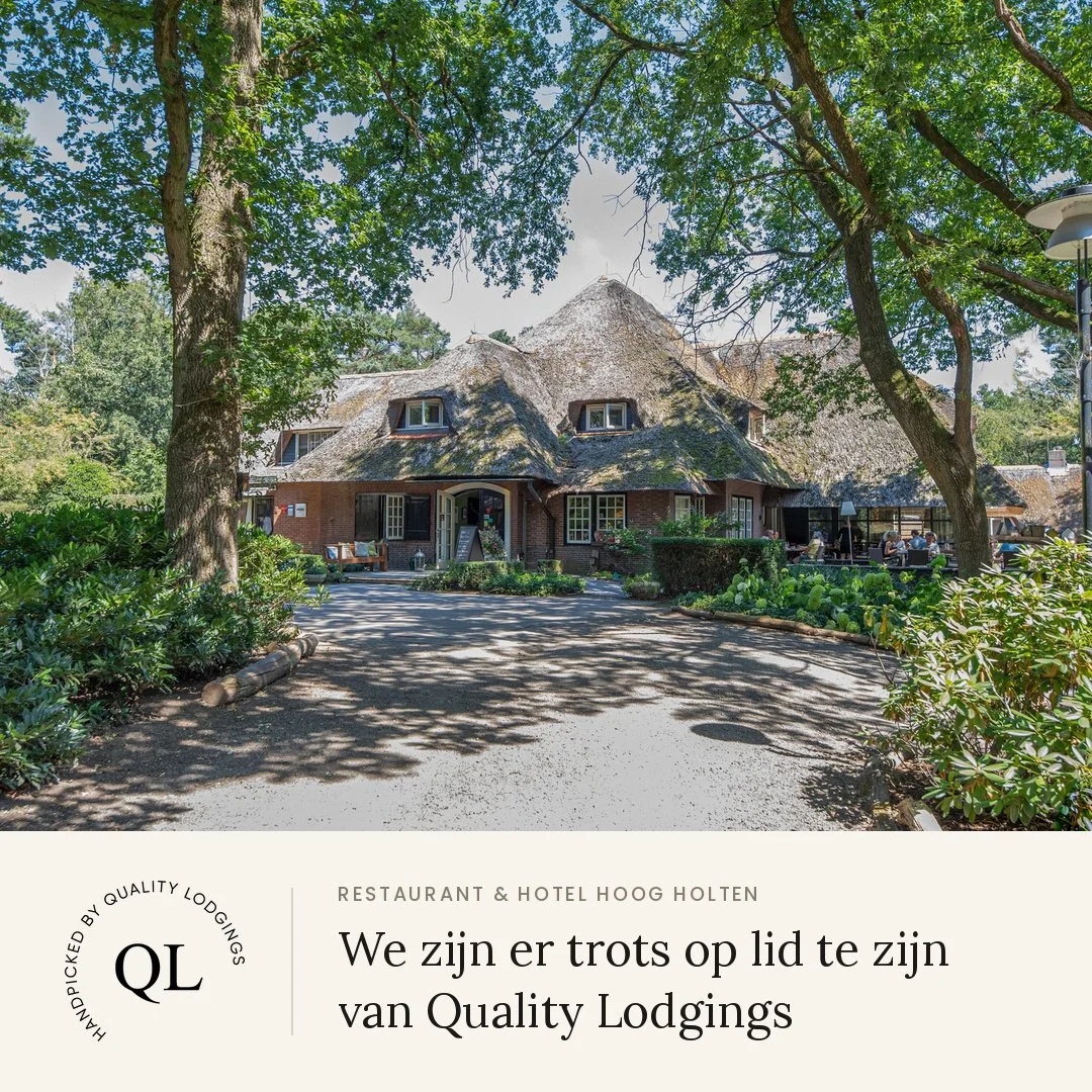afbeelding van het buitenaanzicht van het pand in de zomer. Met veel bomen en zon. Ook staat het logo van quality lodgings erbij