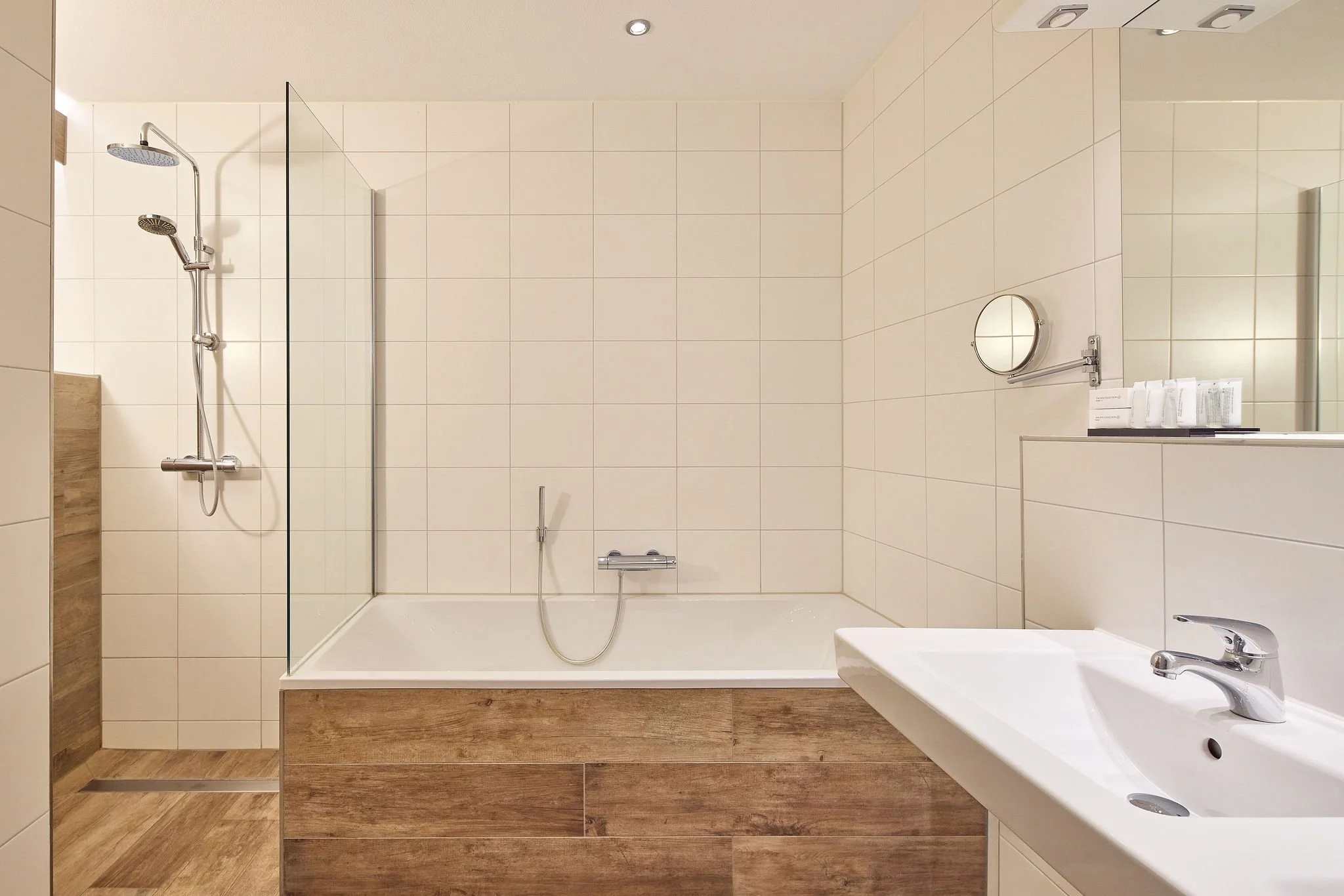 badkamer met houtlook, met inloopdouche en ruime wastafel, groot ligbad