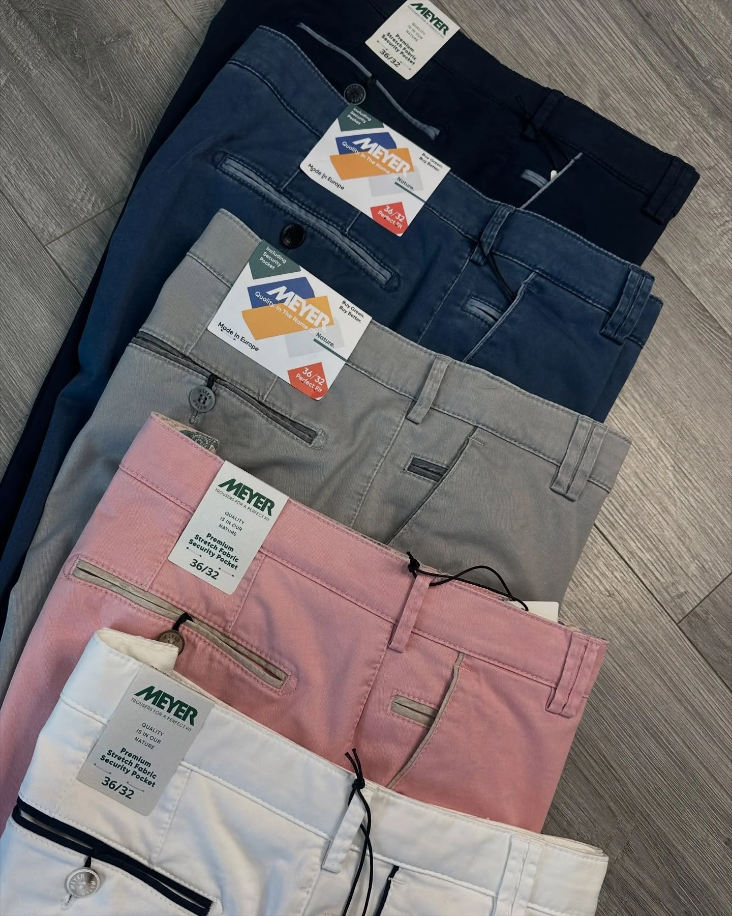 Are you ready for summer and the rising temperatures? ☀️ 
We have a range of shorts from Meyer, Bruhl, Brax and Mac 🩳