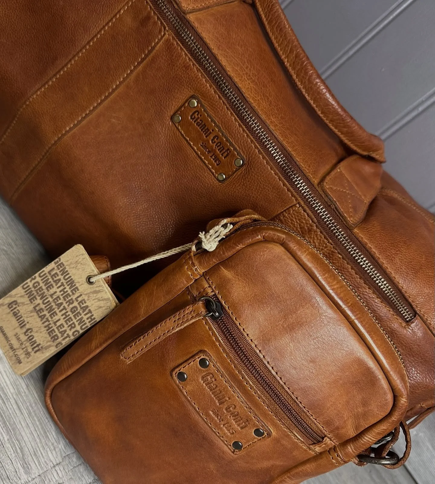 New Gianni Conti has arrived 👝
The leather is super soft!