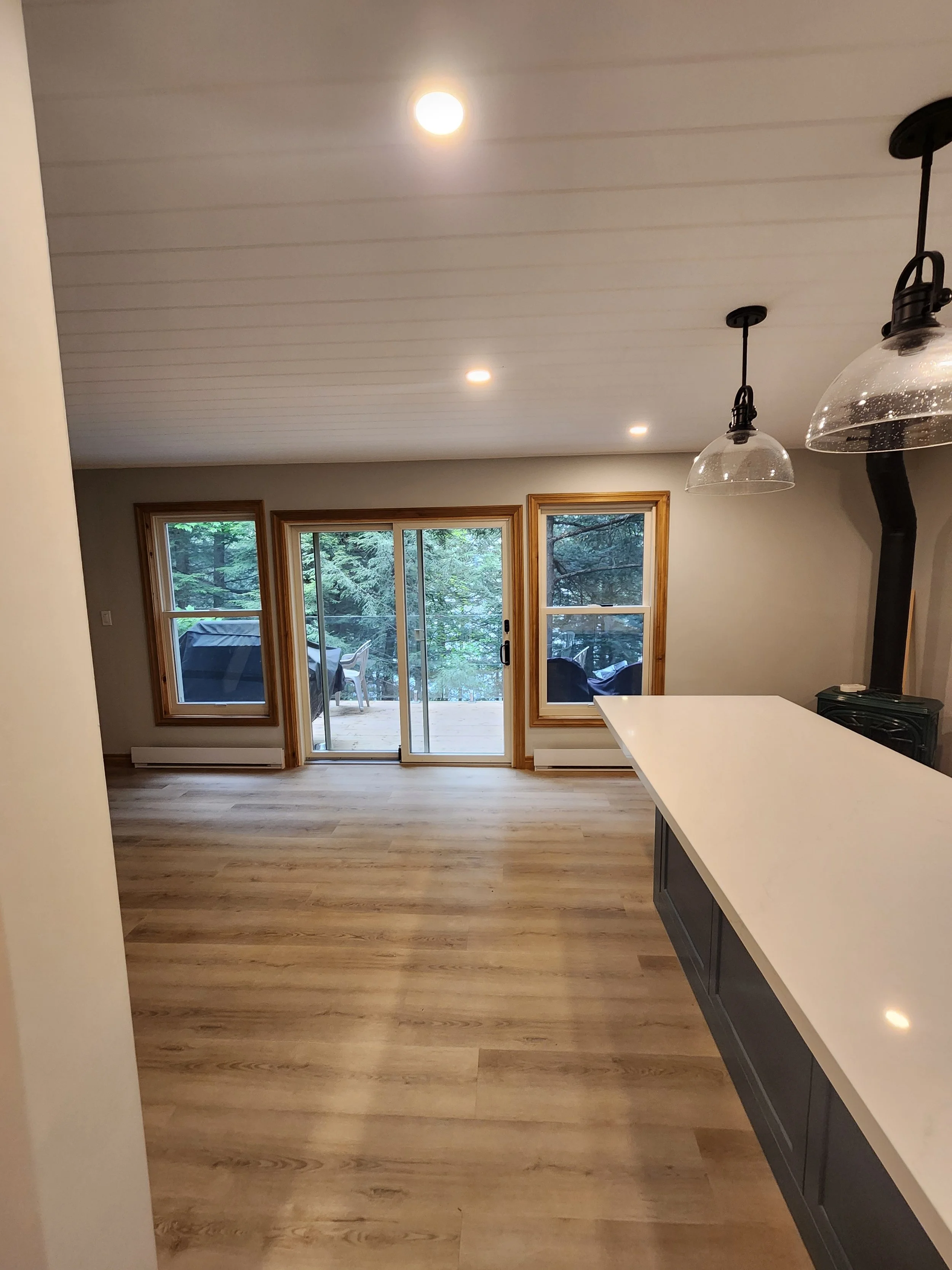 cottage-kitchen-living-room-open-concept-wood-ceiling-patio-doors-dorset-muskoka.jpg